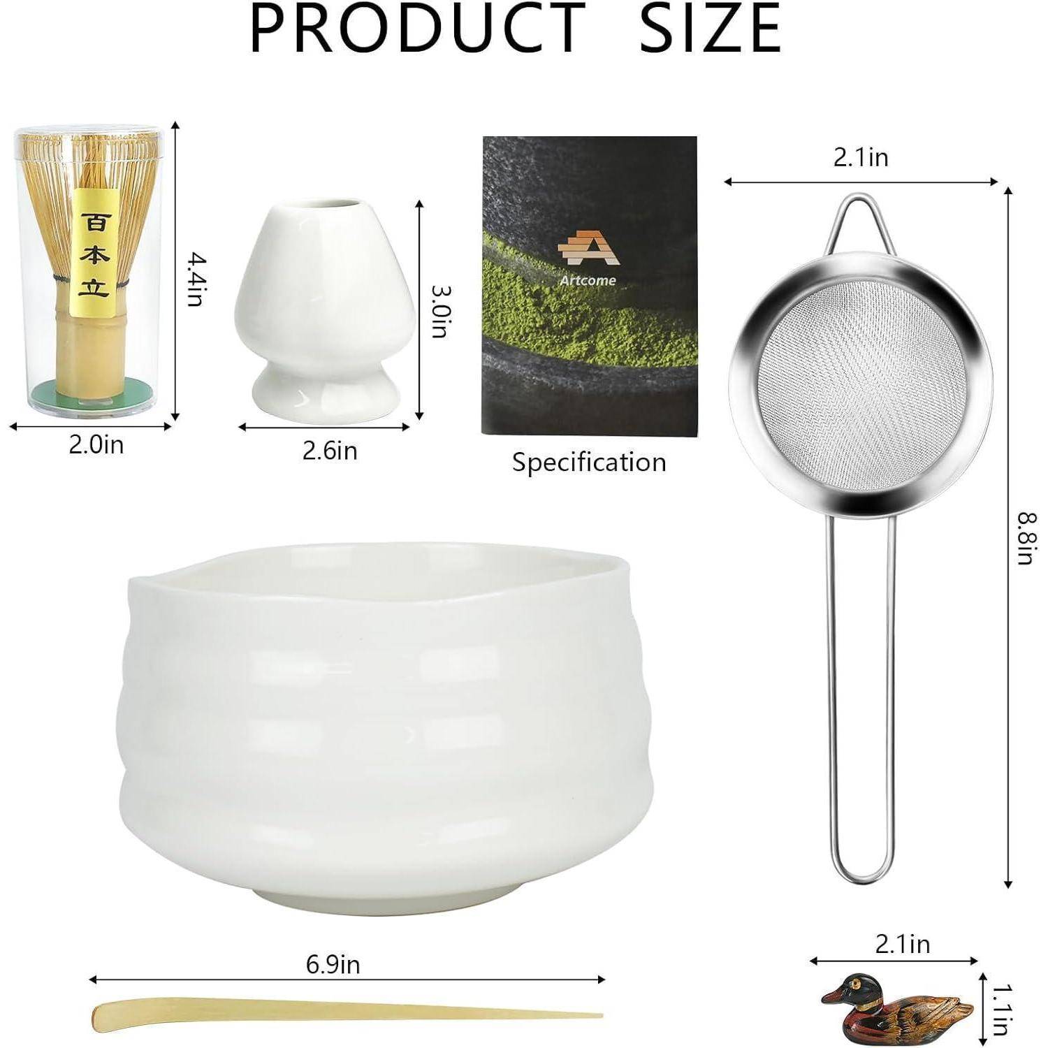 Matcha-Tee-Set mit Abmessungen: Bambusbesen (11,2 cm x 5,1 cm), Schale (17,5 cm), Sieb (22,4 cm), Löffel (18 cm), Halter (7,6 cm x 6,6 cm).