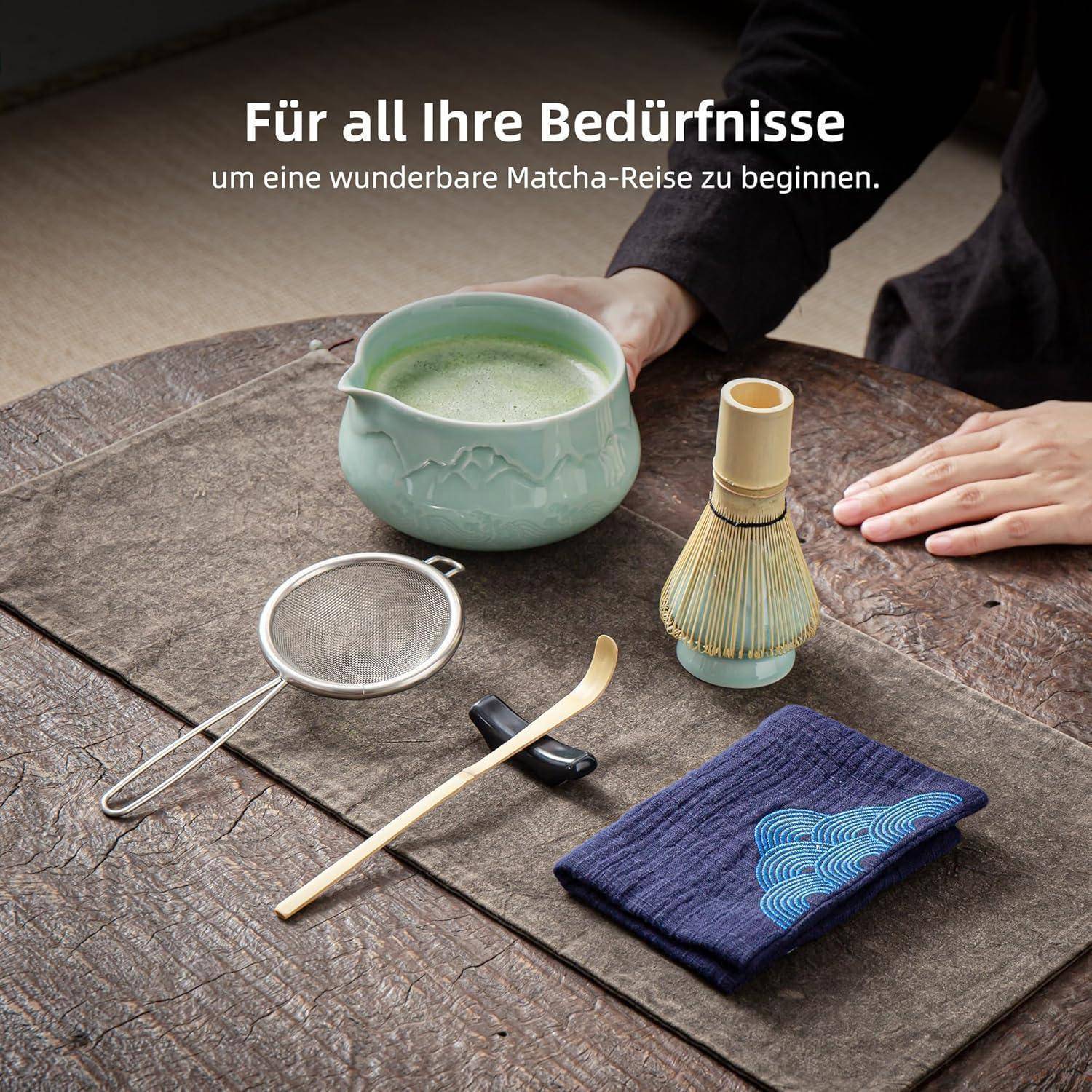 Ein Matcha-Set mit einem Schneebesen, einem Löffel, einem Sieb und einem Tuch, ausgestellt auf einem Tisch. Eine Person hält einen Schneebesen nahe einer Matcha-Schale. Der Text auf Deutsch besagt, dass das Set für alle Bedürfnisse geeignet ist.