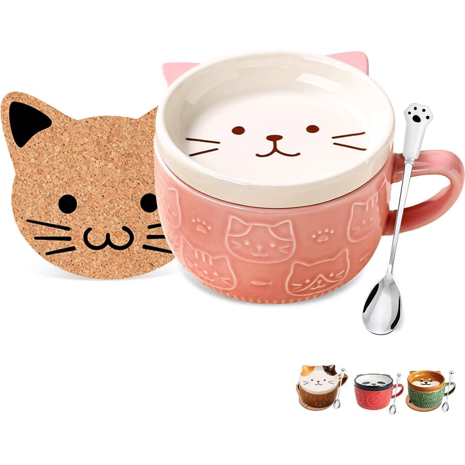 Eine rosa Katzen-Tasse mit geprägten Katzenmotiven, einem Deckel mit Katzengesicht und einem passenden Löffel. Daneben liegt ein Untersetzer aus Kork mit Katzenohren.