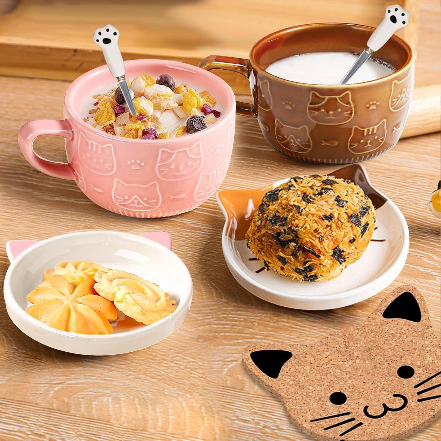 Verschiedene Katzen-thematische Gerichte mit Müsli, Milch, einem Gebäckstück und einem Keks. Jedes Item befindet sich in einer Schüssel oder auf einem Teller mit Katzendesign.