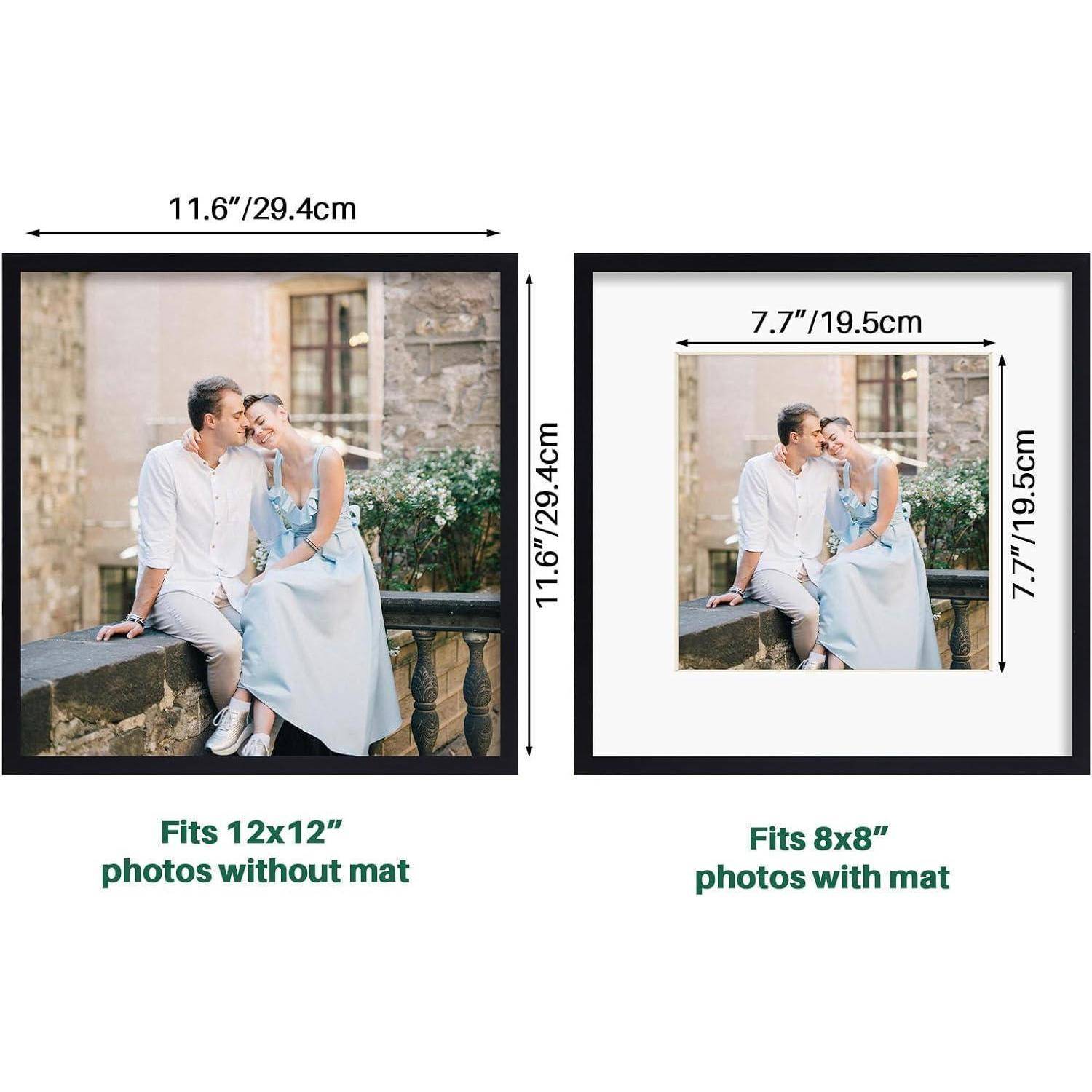 Zwei Bilderrahmen ausgestellt: links passt für 12x12-Zoll-Fotos ohne Passepartout, rechts passt für 8x8-Zoll-Fotos mit Passepartout. Beide zeigen ein Paar im Freien sitzend.
