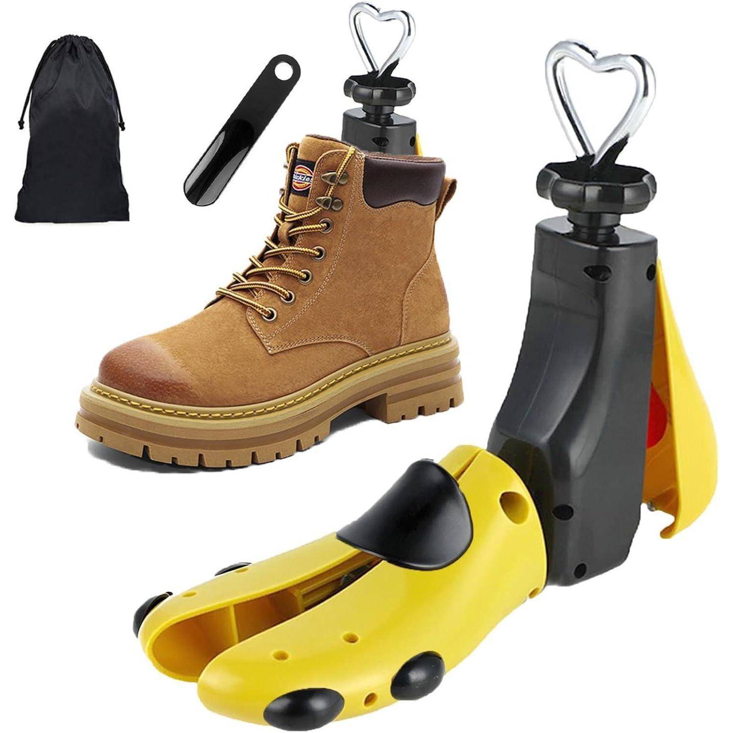 Ein gelber Schuhspanner und -dehner mit einem herzförmigen Griff, neben einem beigen Arbeitsschuh, einem Schuhlöffel und einem schwarzen Kordelzugbeutel.