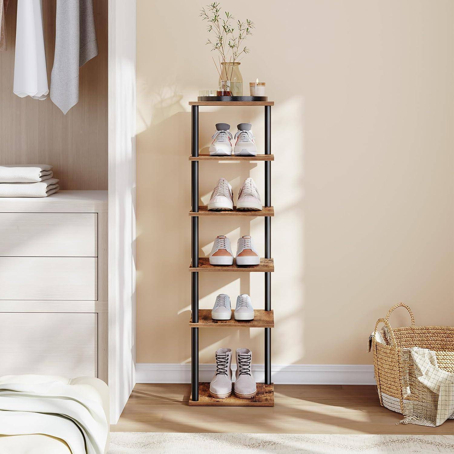 Eine minimalistische Raumecke zeigt ein Schuhregal aus Holz mit fünf Regalen, auf denen jeweils ein Paar sorgfältig angeordneter Schuhe steht, neben einem Schubladenschrank.