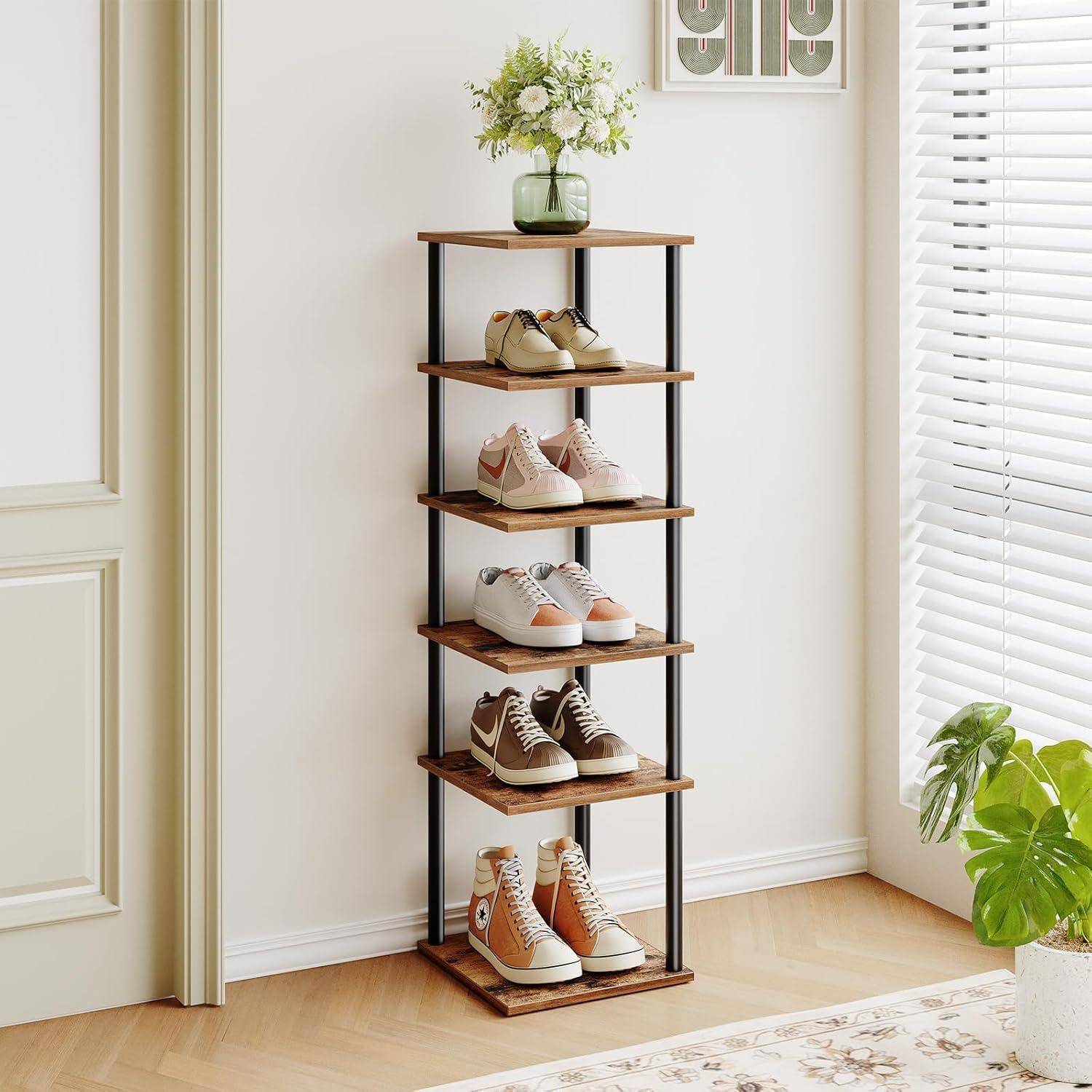 Ein sechsstufiges Holzschuhregal in einer Ecke trägt verschiedene Schuhe. Es steht neben einem hellen Fenster mit Pflanzen und minimaler Dekoration, was eine ordentliche Organisation veranschaulicht.