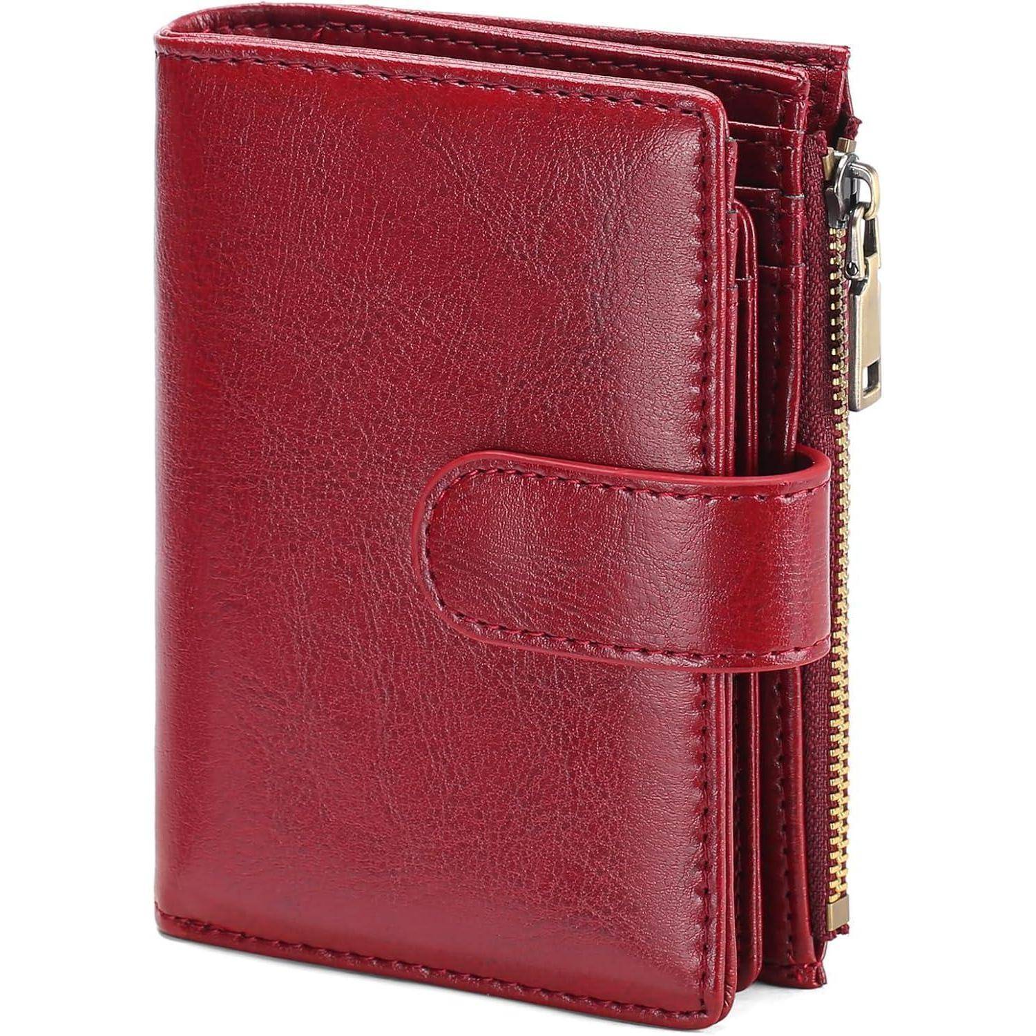 Eine rote Lederbrieftasche, die mit einem Druckknopf und Reißverschluss geschlossen wird und ein schlichtes, elegantes Design aufweist, das zum Tragen von Bargeld und Karten geeignet ist.