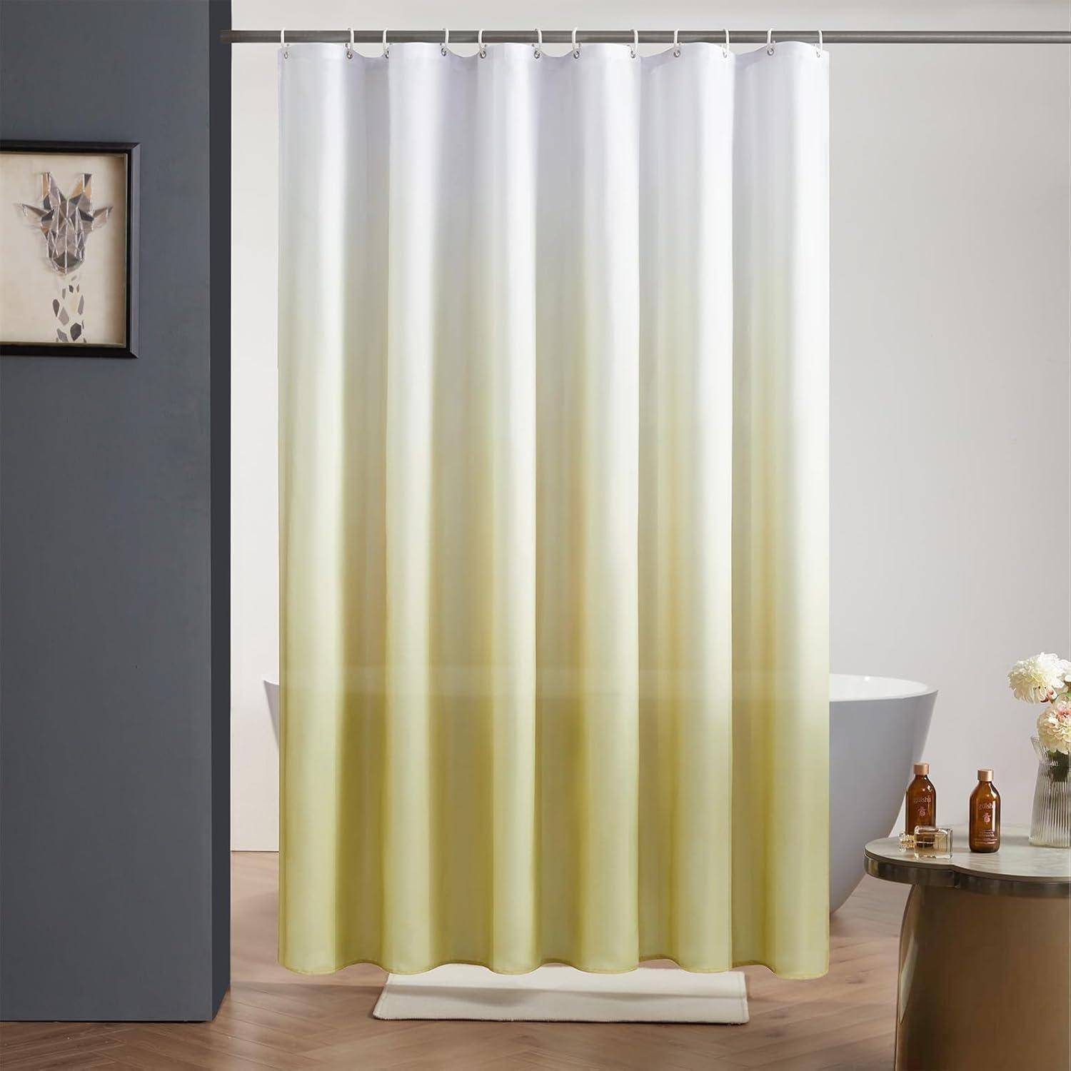 Gelb-weißer Farbverlaufs-Duschvorhang in einem modernen Badezimmer mit grauen Wänden, einem Wandrahmen und minimalistischer Einrichtung.