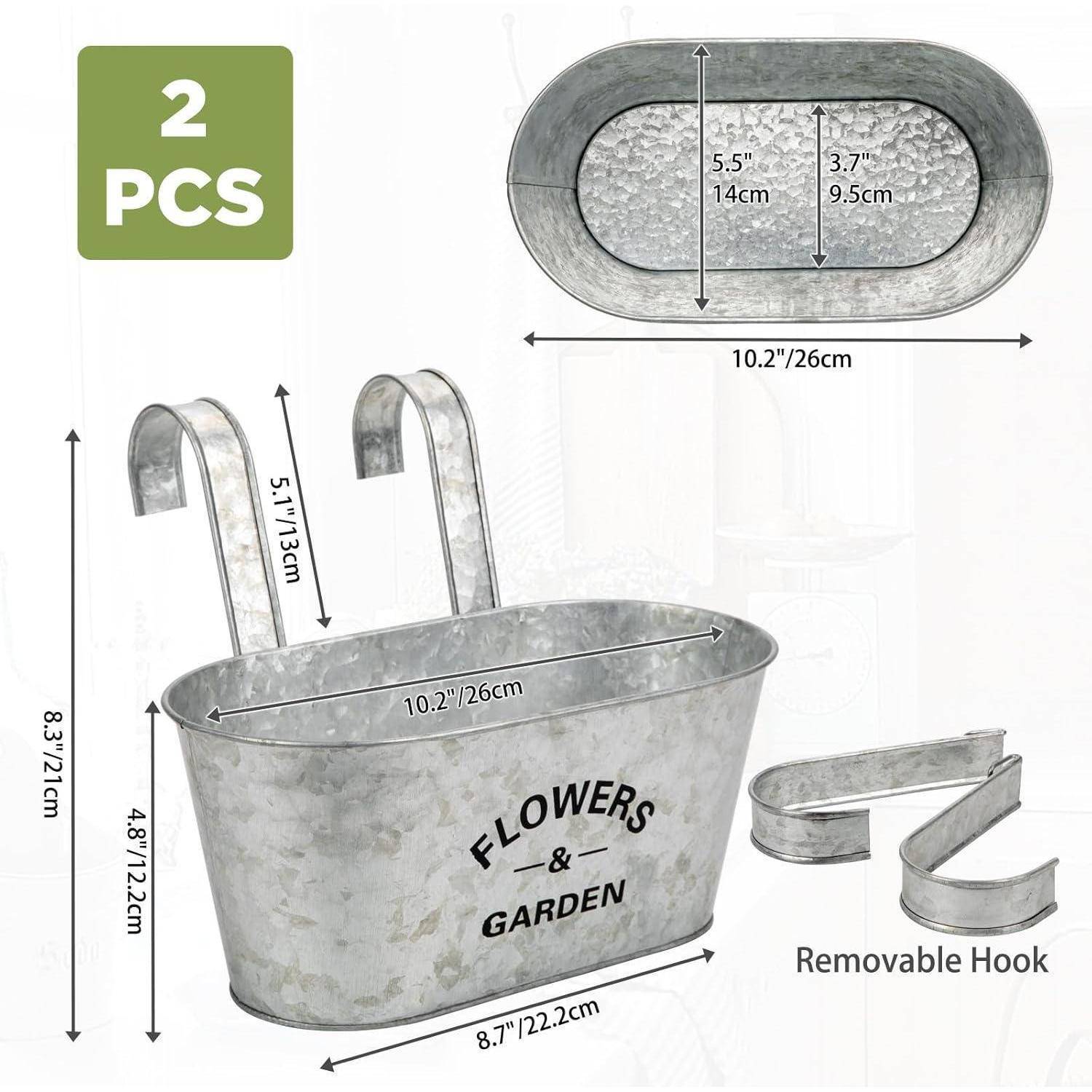 Ein Metallpflanzkübel mit zwei Haken, beschriftet mit 'BLUMEN & GARTEN', misst 10,2
