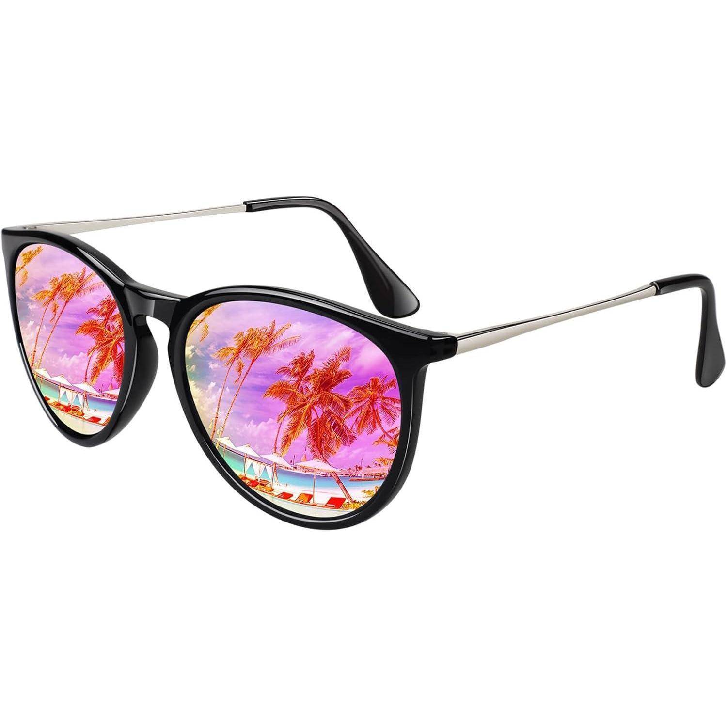 Sonnenbrille, die eine Strandszene mit Palmen und Meer reflektiert und eine entspannende Urlaubsstimmung veranschaulicht.