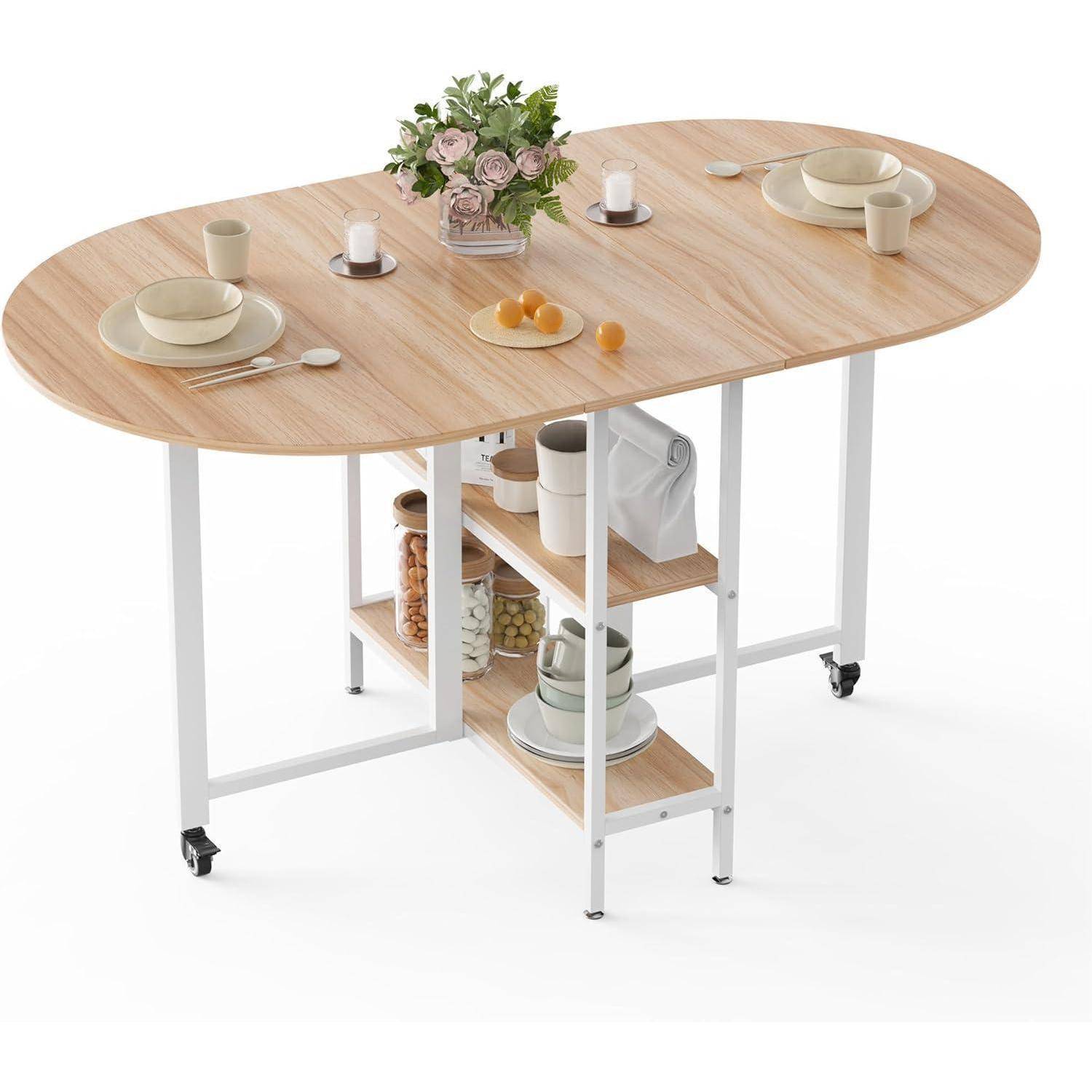 Ovaler Holz-Esstisch mit Metallbeinen, auf dem Schalen, Teller, Tassen und eine Rosenblüte als Tischdekoration stehen. In den Regalen darunter befinden sich Gläser und Flaschen.