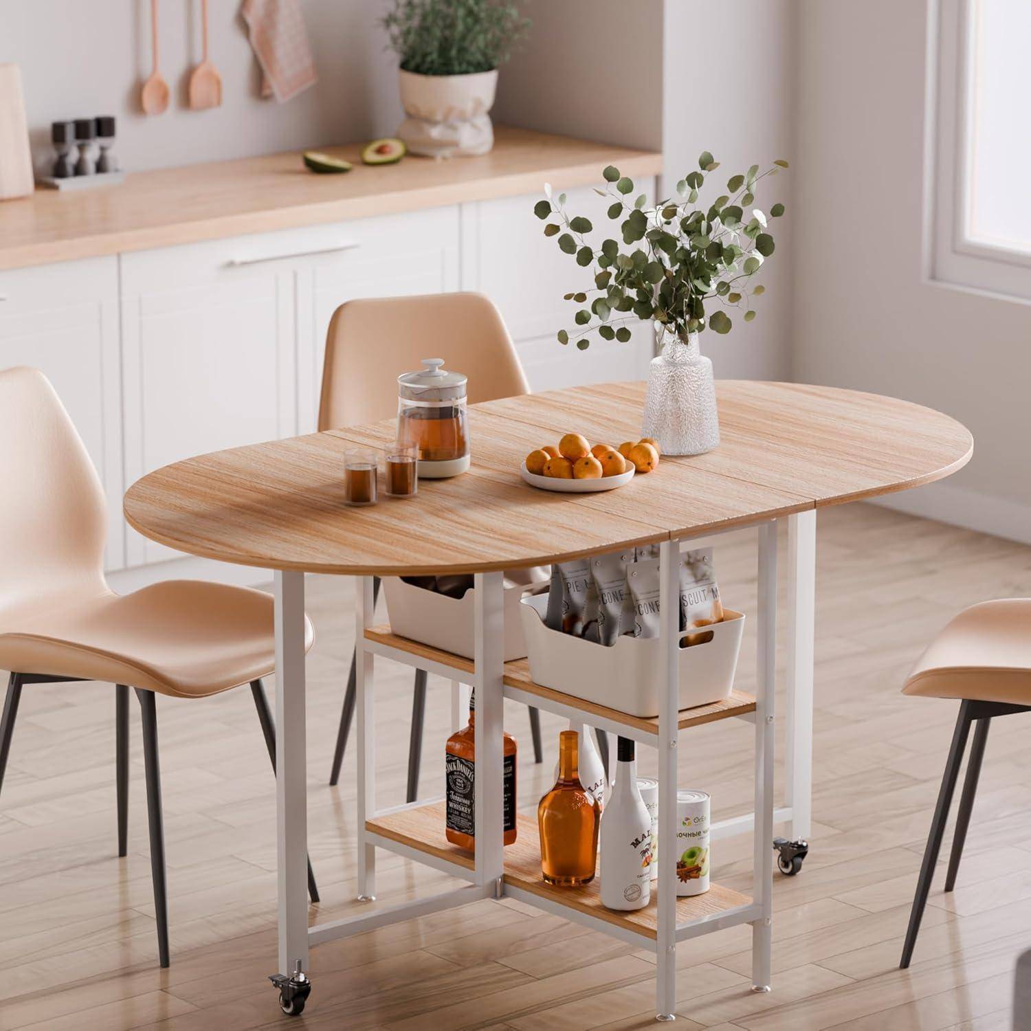 Holz-Esstisch mit einer Vase mit Blumen, einer Schüssel mit Orangen und zwei beigen Stühlen in einer modernen Küche.
