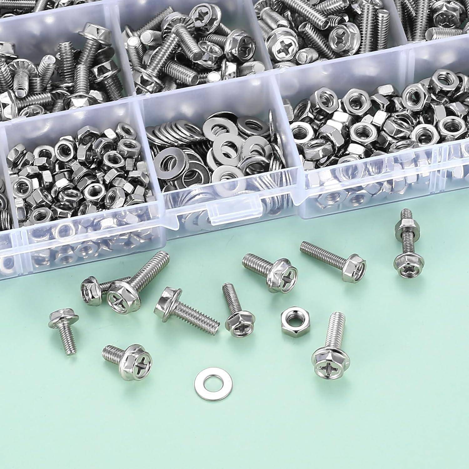 Eine in Fächer unterteilte Box, gefüllt mit sortierten Metallmuttern, Schrauben und Unterlegscheiben, ordentlich angeordnet, mit einigen verstreut auf einer hellgrünen Oberfläche.