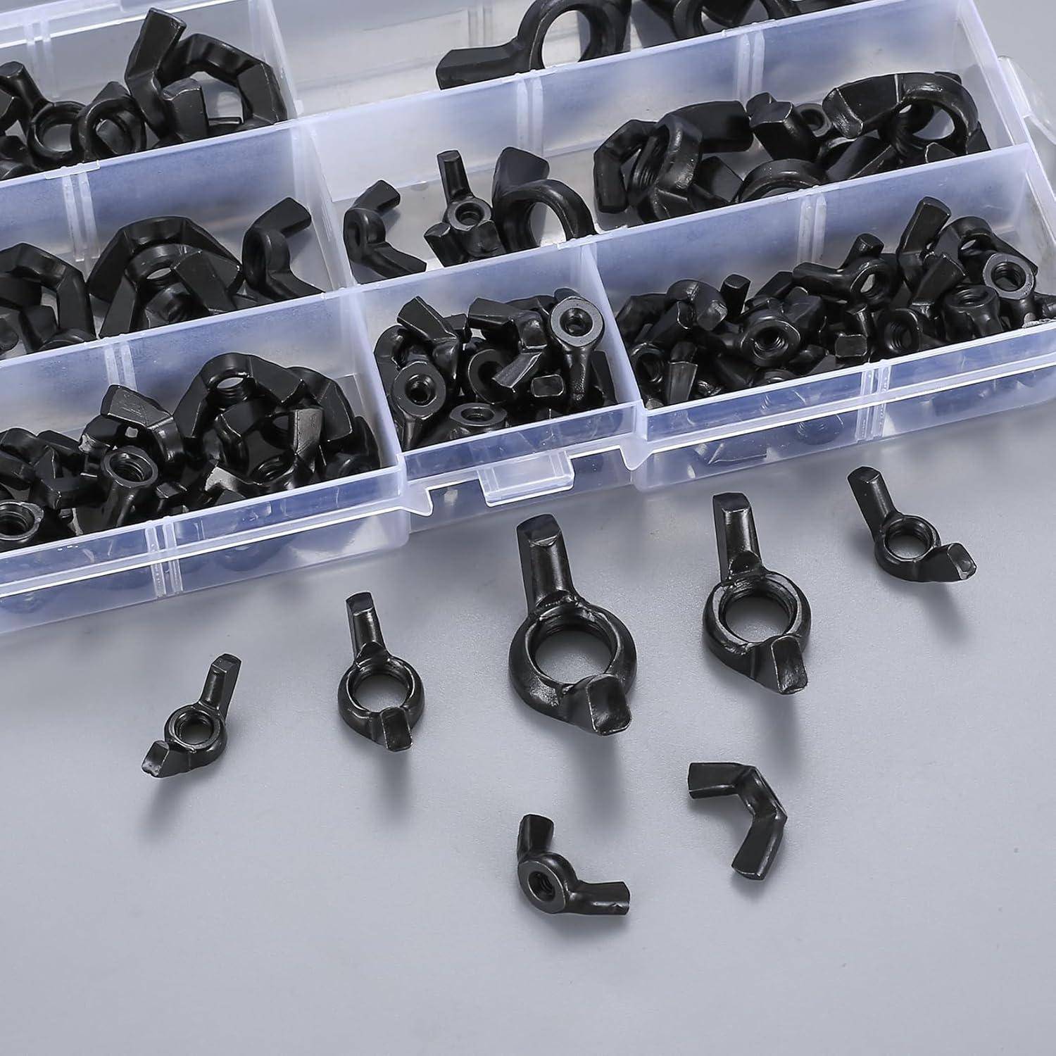 Eine Kunststoff-Aufbewahrungsbox enthält mehrere Fächer, die mit schwarzen Kunststoffhaken und -clips gefüllt sind. Einige Teile sind außerhalb der Box verstreut.