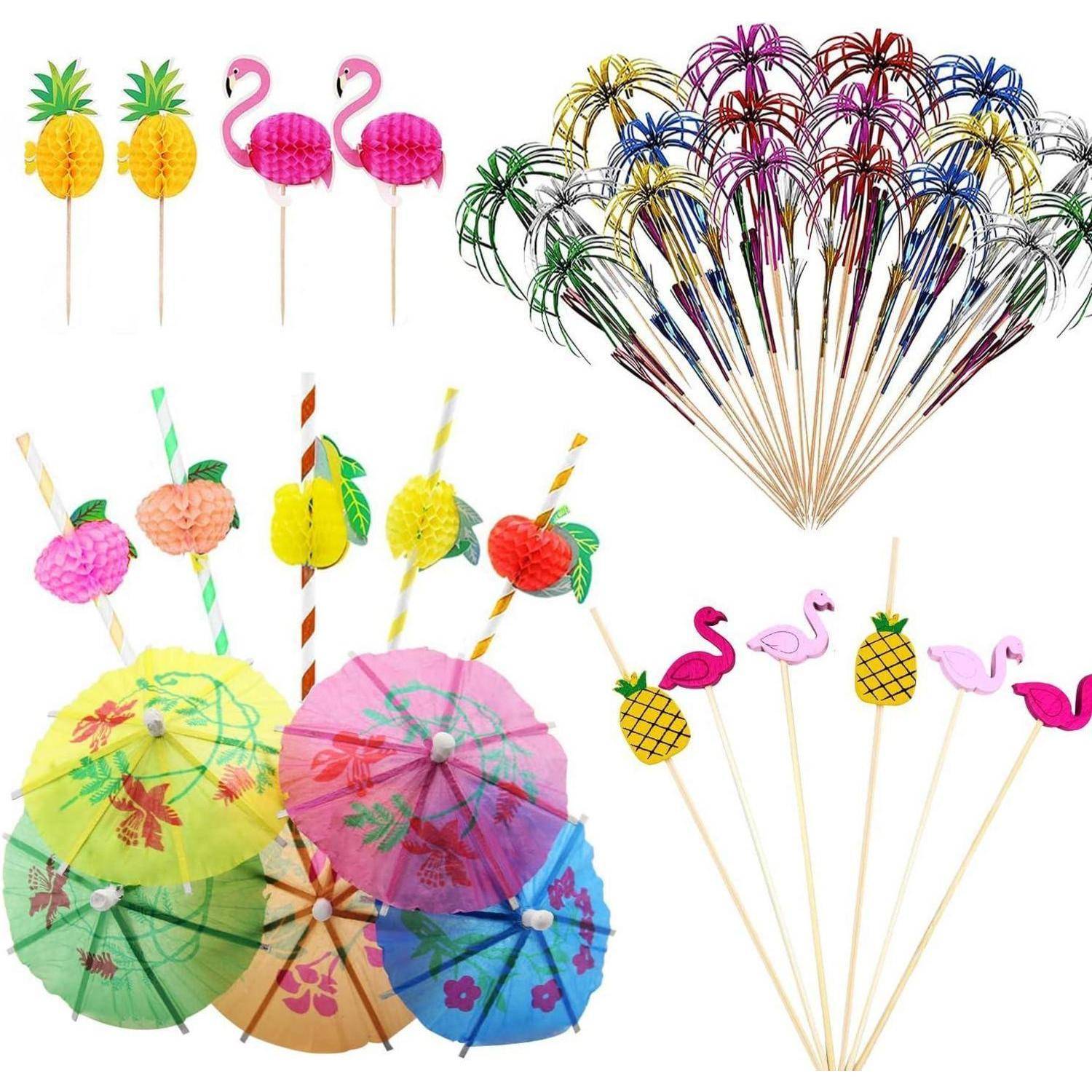 Verschiedenfarbige Cocktailspieße und Cocktailschirme mit Ananas-, Flamingo- und Blumendesigns für tropisch-thematische Getränke.