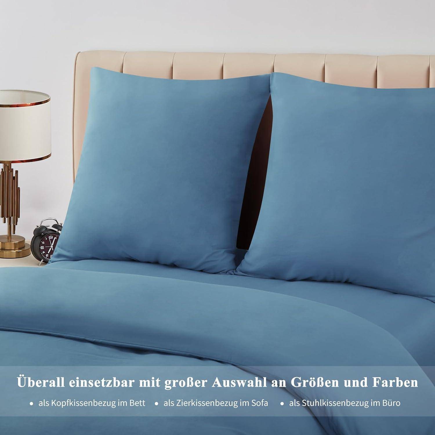 Ein luxuriöser hellblauer gepolsterter Kopfteil an einer beigen Wand, begleitet von einer passenden Tagesdecke in einem modernen Schlafzimmerambiente.