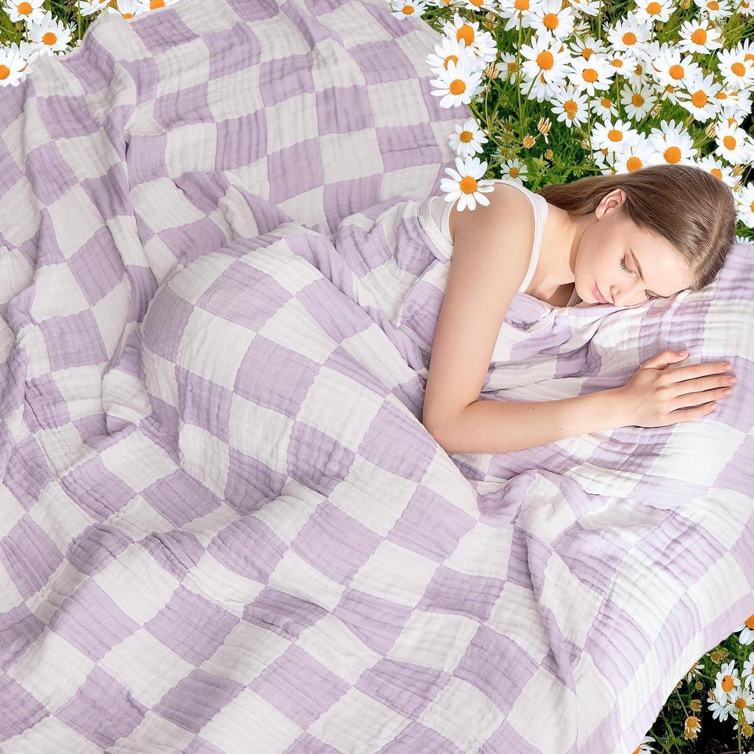 Eine Frau schläft friedlich auf einer karierten Decke in Lavendel und Weiß, umgeben von Gänseblümchen, was eine ruhige und entspannte Atmosphäre schafft.