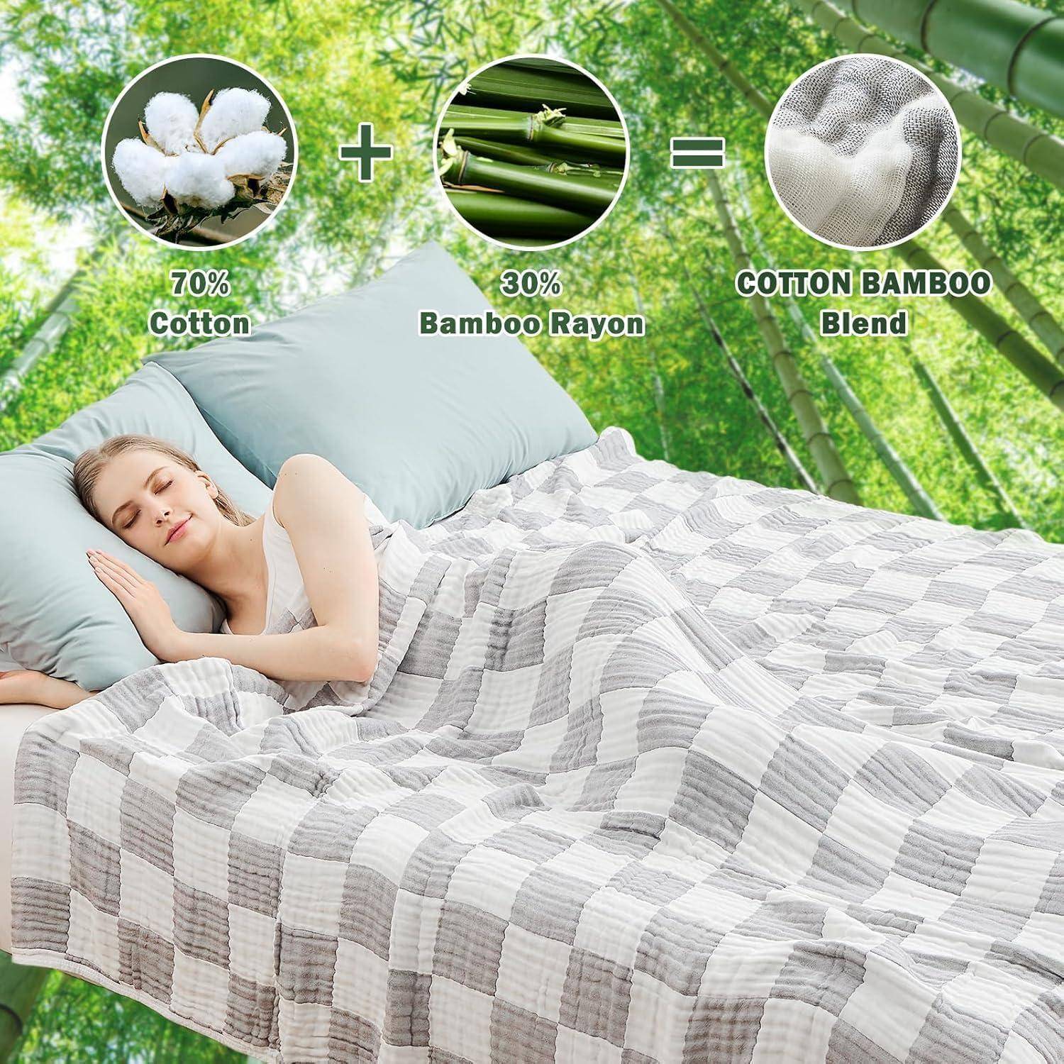 Eine Frau schläft auf einem Bett mit einer karierten Decke. Der Text zeigt die Zusammensetzung der Decke: „70% Baumwolle + 30% Bambus-Viskose = Baumwolle-Bambus-Mischung.