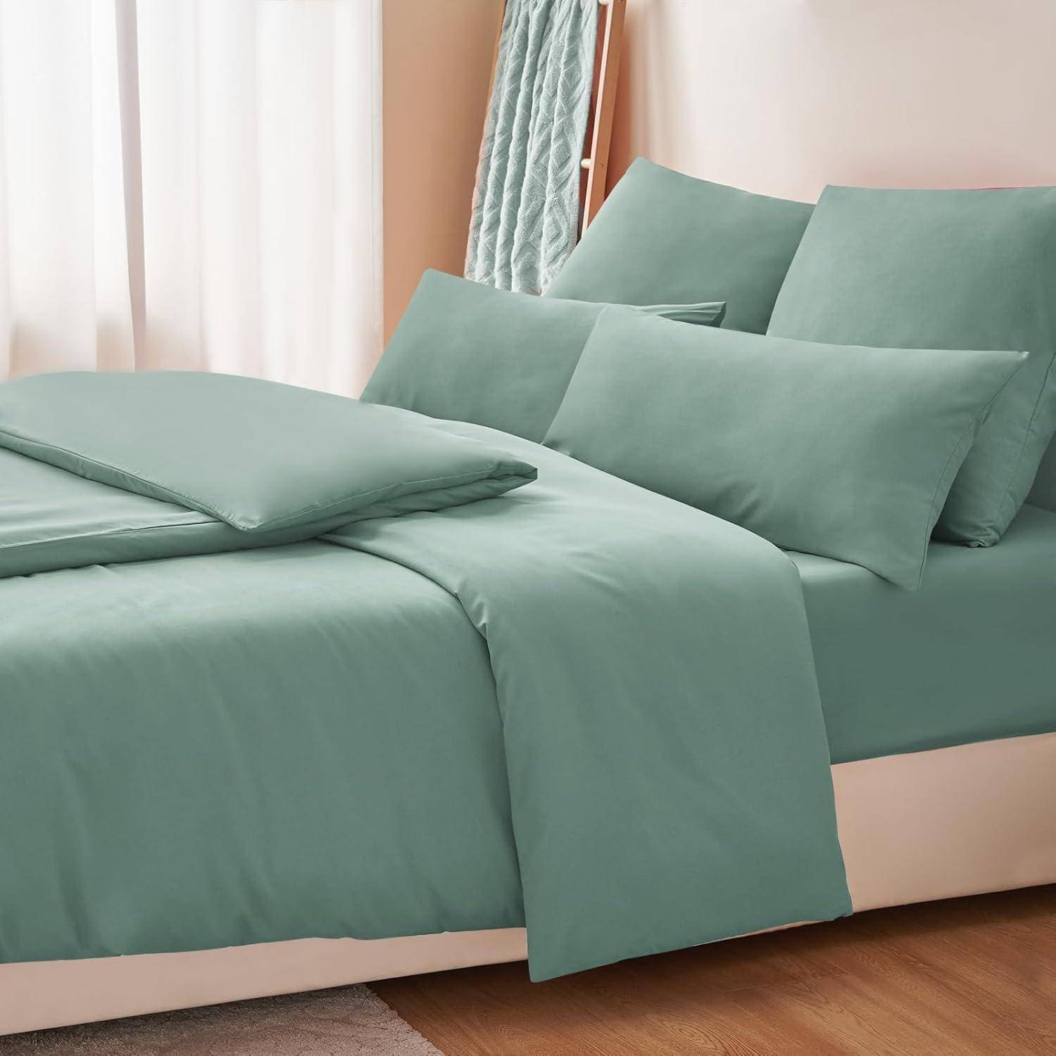 Ein sauber gemachtes Bett mit mintgrünen Laken und Kissen, neben einer Ecke mit einer gestreiften Stehlampe, was eine aufgeräumte und ruhige Schlafzimmerumgebung andeutet.