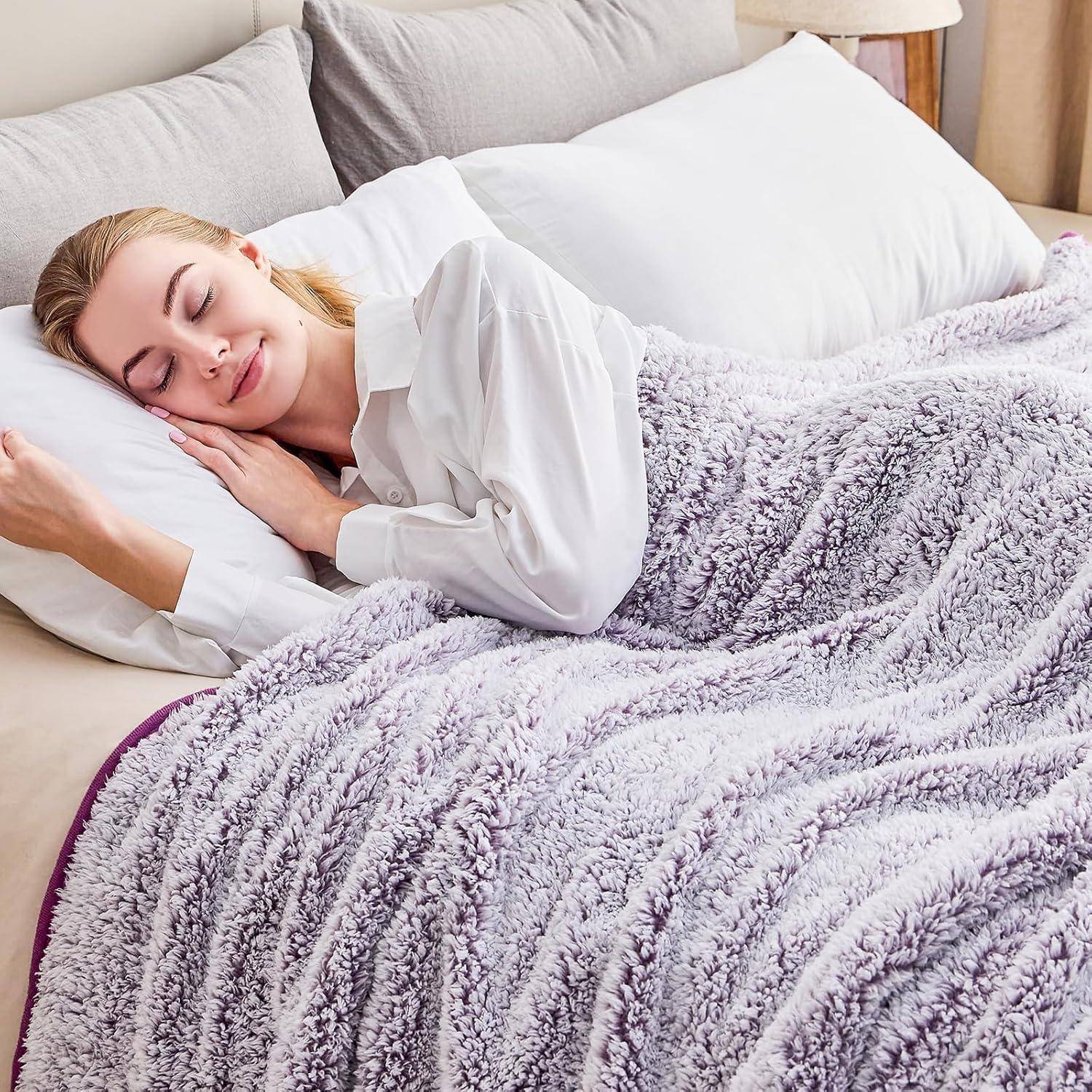 Eine Person schläft friedlich im Bett mit hellgrauen Decken und weißen Kissen und vermittelt ein Gefühl von Komfort und Entspannung.