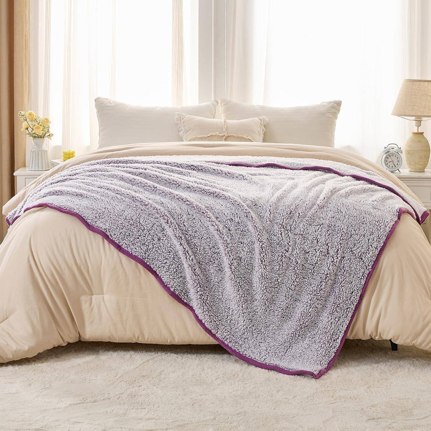 Ein ordentlich gemachtes Bett mit beigen Kissen und einer gemütlichen strukturierten Decke in einem hell erleuchteten Schlafzimmer. Ein kleiner Tisch mit Blumen und einem Lampensockel in der Nähe.