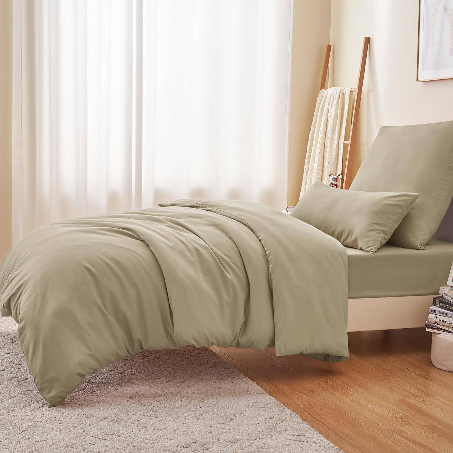 Ein aufgeräumtes Schlafzimmer mit beigefarbener Bettwäsche auf einem Bett, einem cremefarbenen Teppich und einer beigen Wand. Eine Stehlampe aus Holz steht in der Ecke.