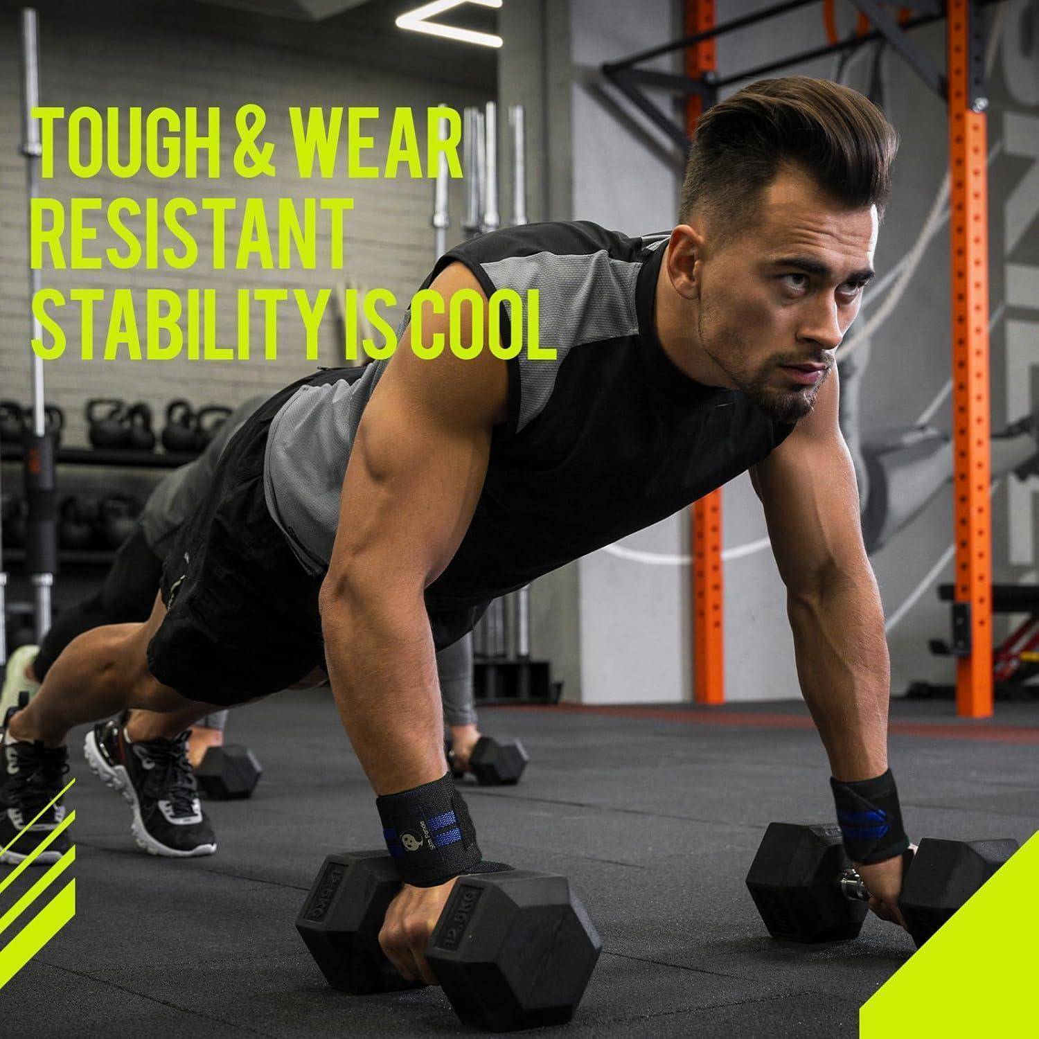 Mann macht Plank im Fitnessstudio und hält Hanteln. Text lautet: „Robust & verschleißfest - Stabilität ist cool