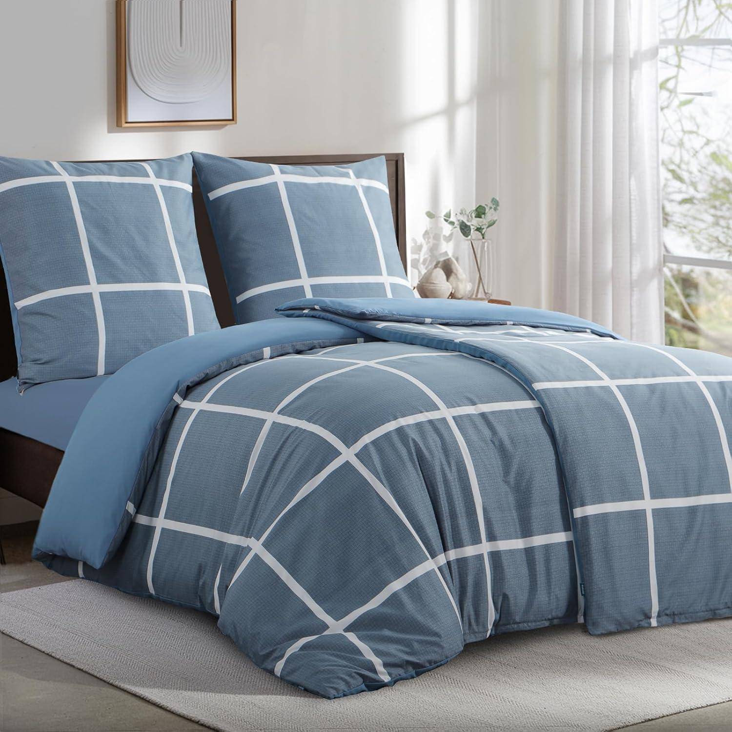 Ein ordentlich gemachtes Bett mit blau-weißem Karomuster, eine kleine Pflanze auf dem Nachttisch und Sonnenlicht, das durch ein Fenster hereinfällt.