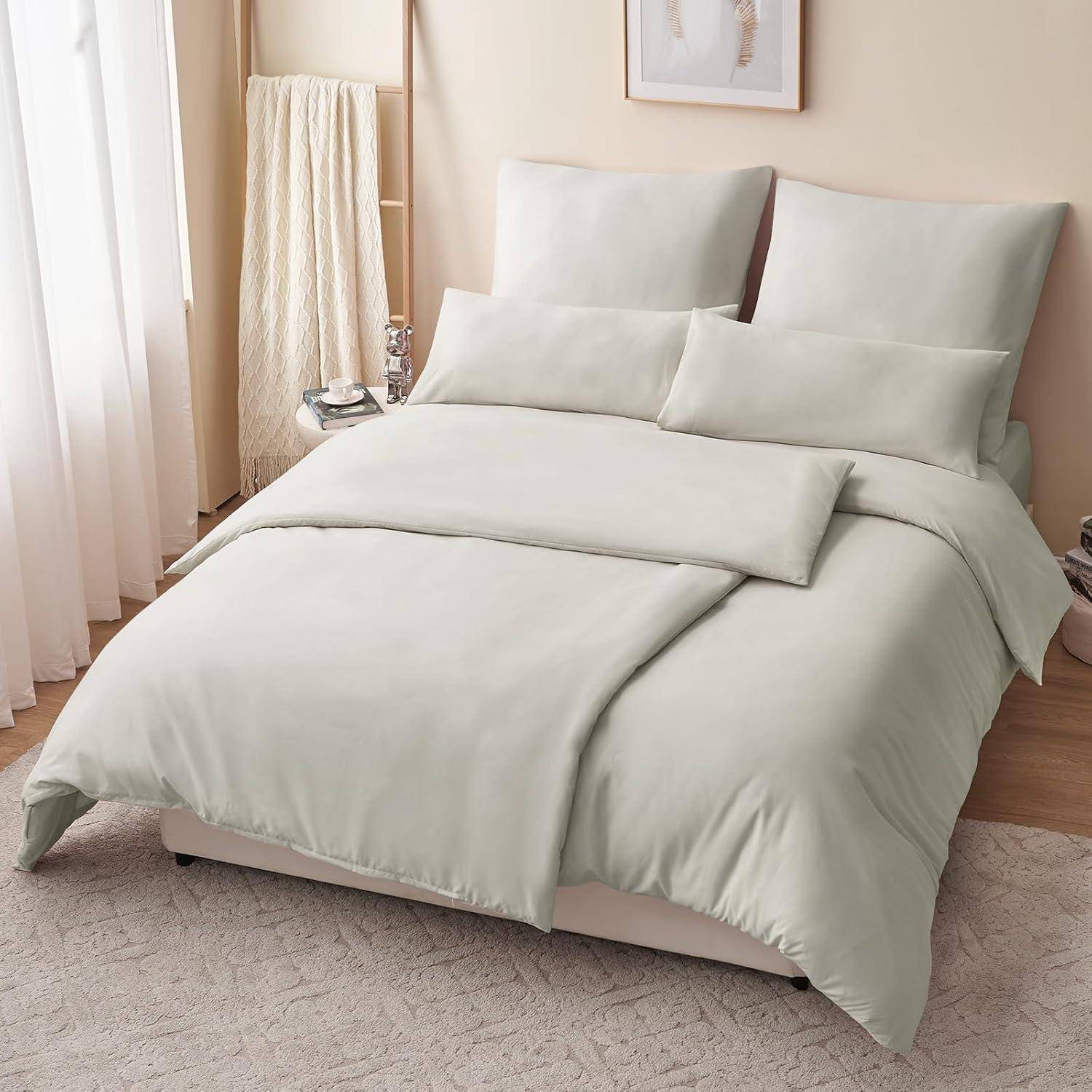Ein sorgfältig aufgemachtes Bett mit hellfarbiger Bettwäsche, einschließlich Kissen, Bettdecke und Laken, in einem gemütlichen Schlafzimmer mit Teppich und Wandkunst.