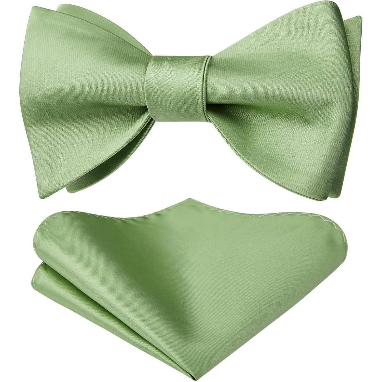 Eine hellgrüne Satin-Fliege mit passendem Einstecktuch auf einem einfarbigen Hintergrund.