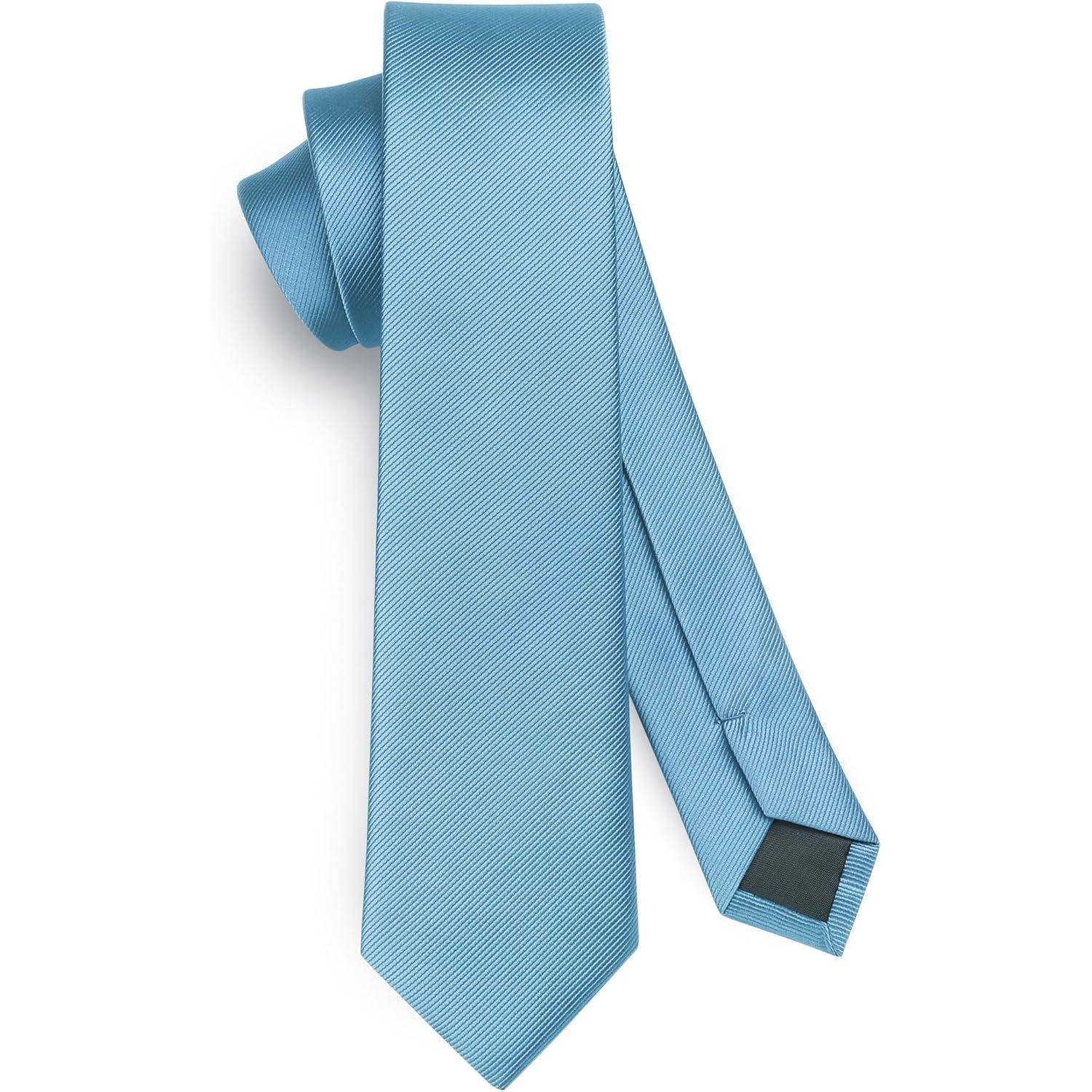 Eine hellblaue Seidenkrawatte mit einem diagonalen Webmuster, oben sauber aufgerollt und flach ausgebreitet, die ihr elegantes Design und ihre Textur zur Geltung bringt.