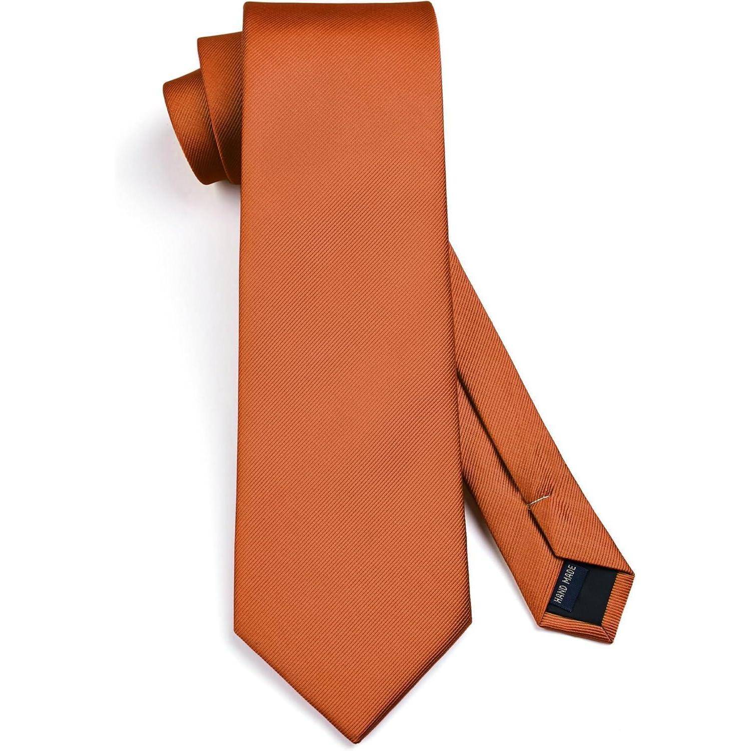Eine orangefarbene Krawatte mit einer dezenten diagonalen Textur, ordentlich gefaltet, vor einem weißen Hintergrund.