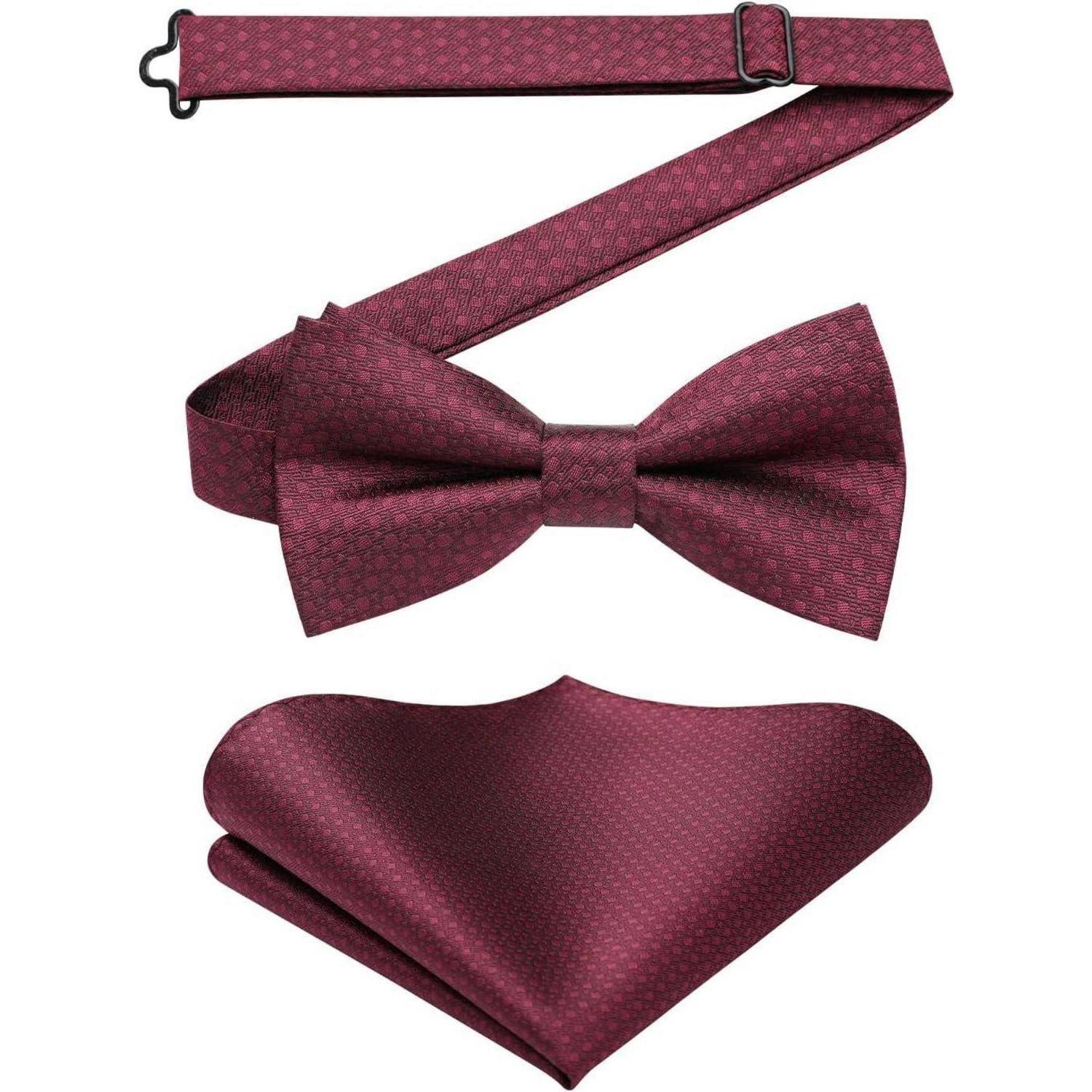 Rote Fliege, passendes Einstecktuch und verstellbarer Halsriemen. Schlichtes, elegantes Design, geeignet für festliche Garderobe.