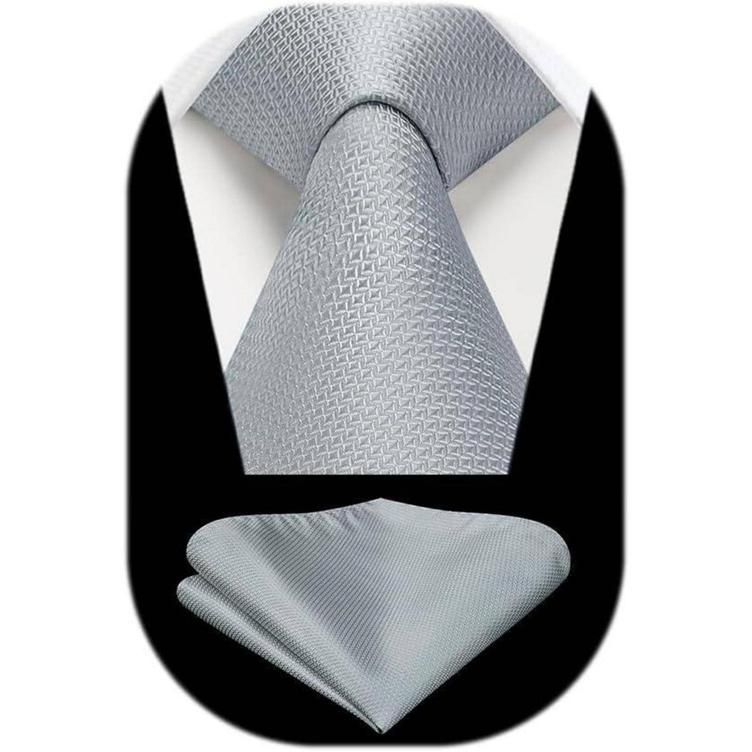 Eine silbern strukturierte Krawatte und ein passendes Einstecktuch werden vor einem schwarzen Hintergrund präsentiert und unterstreichen damit das elegante und moderne Design.