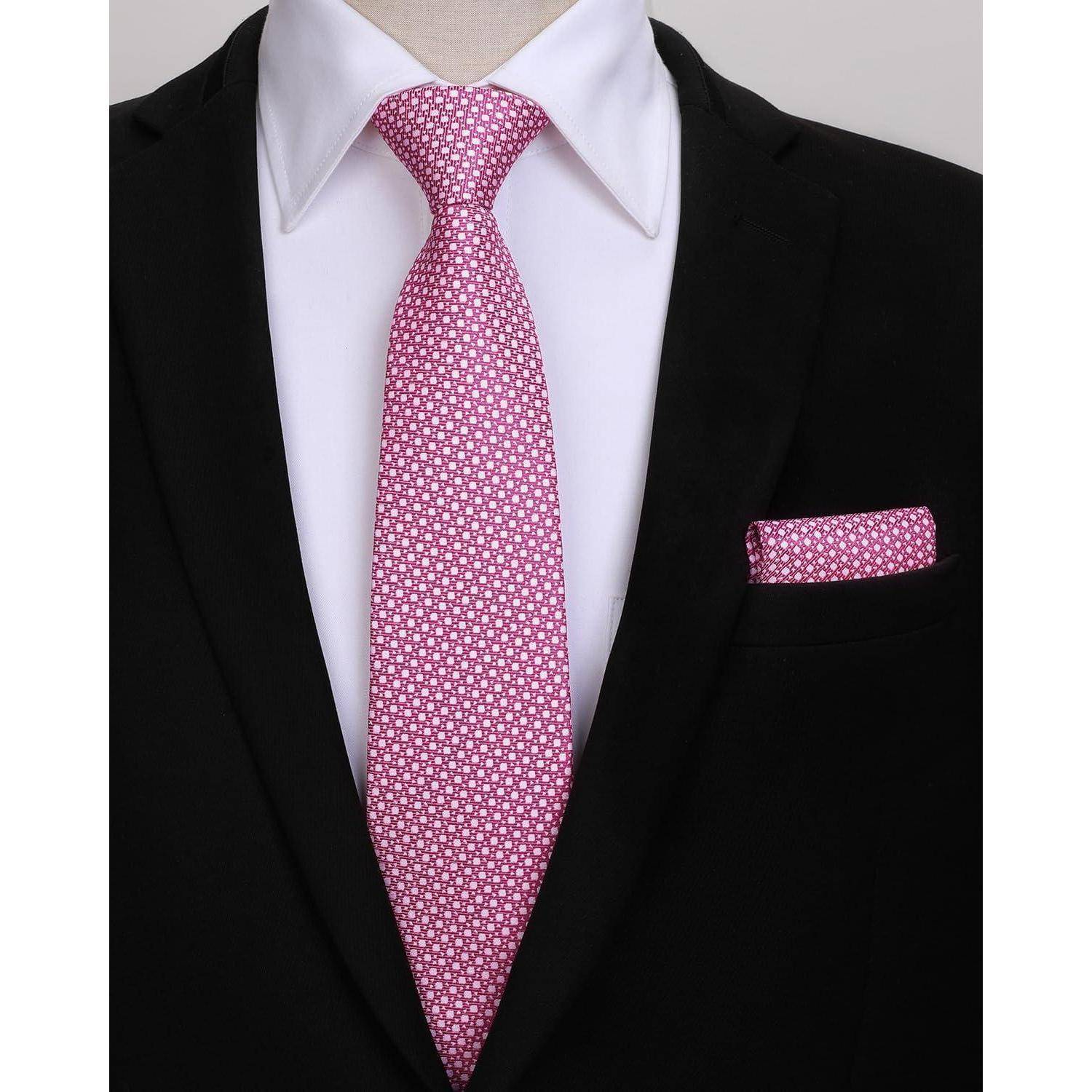 Eine Person in einem schwarzen Anzug und weißem Hemd, die eine rosa gemusterte Krawatte mit einem passenden Einstecktuch trägt.