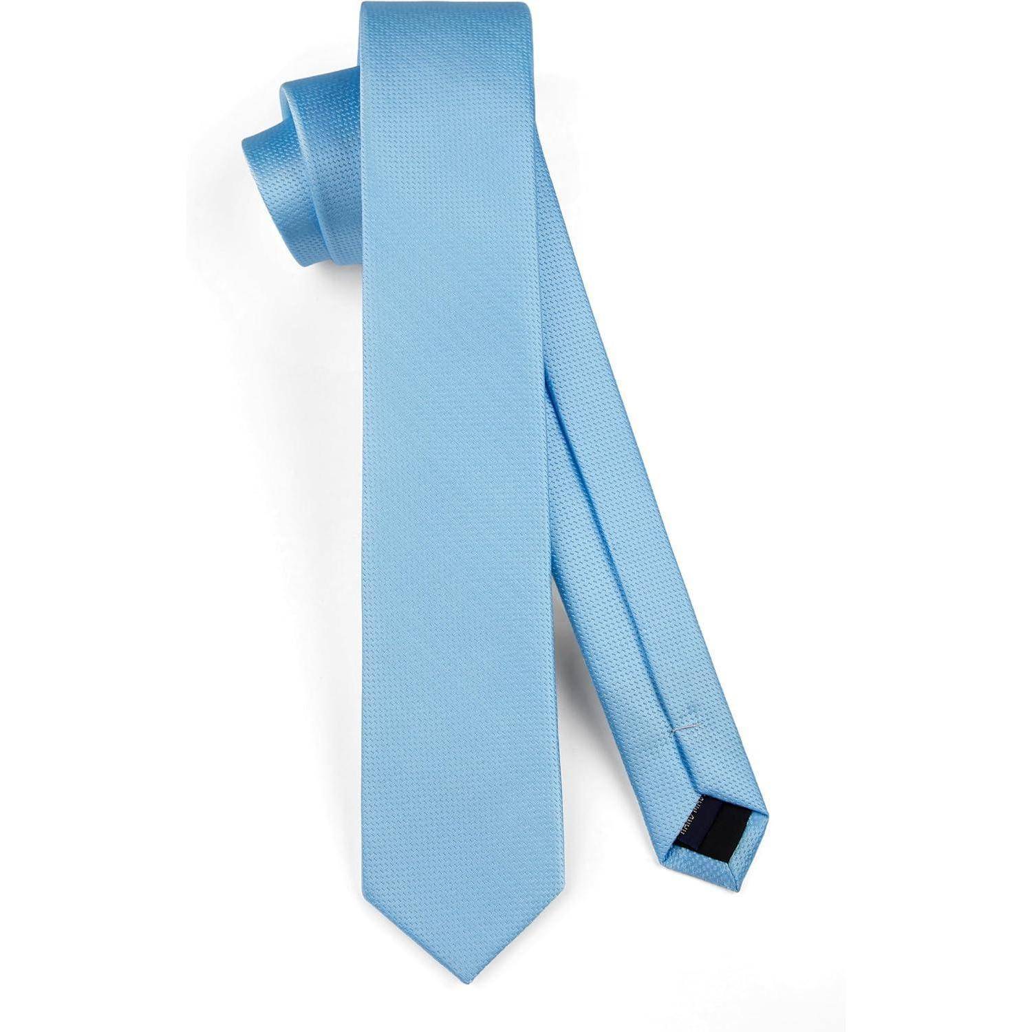 Eine hellblaue Krawatte mit einem dezenten strukturierten Muster. Die Krawatte ist an einem Ende elegant aufgerollt und zeigt damit ihr schlankes Design.
