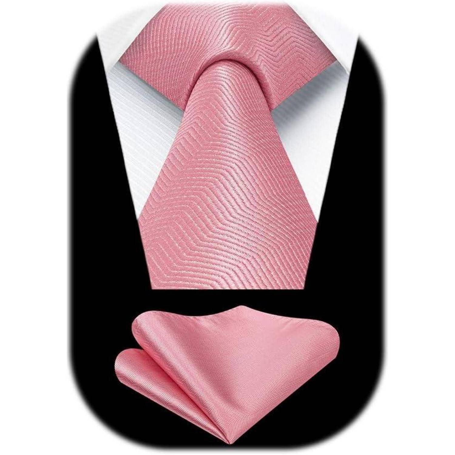 Eine rosa Krawatte mit einem passenden Einstecktuch vor einem schwarzen Hintergrund, die elegante Herren-Accessoires für formelle Garderobe präsentiert.