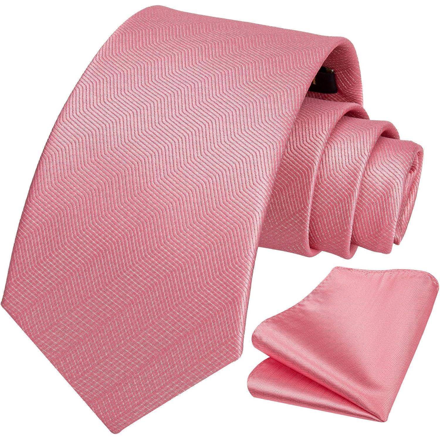 Eine rosa Krawatte mit einem dezenten Fischgrätmuster, kombiniert mit einem passenden Einstecktuch, geeignet für formelle Anlässe.