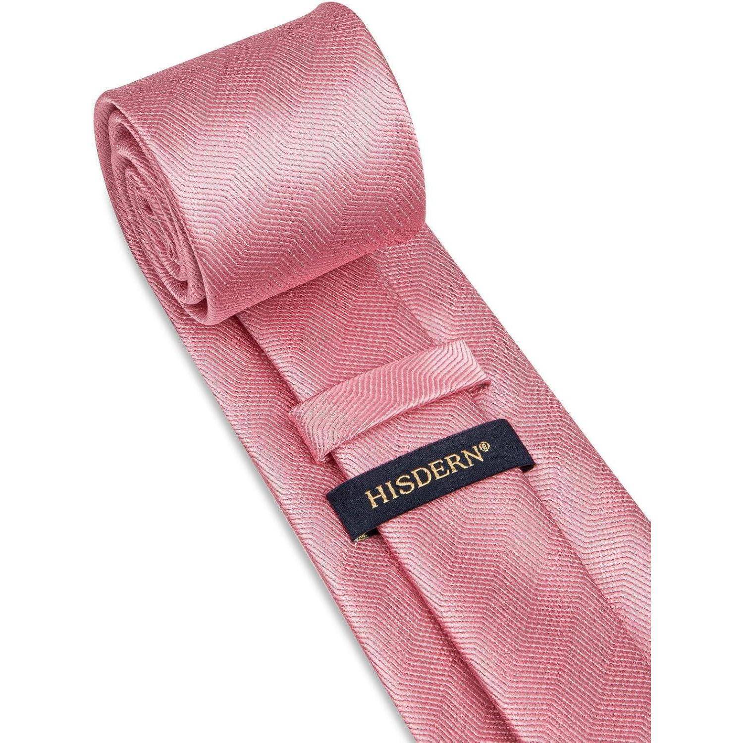 Eine rosa Fischgrätgemusterte Krawatte, sauber aufgerollt, mit einem Etikett von 'HISDERN' in dunkler Farbe.