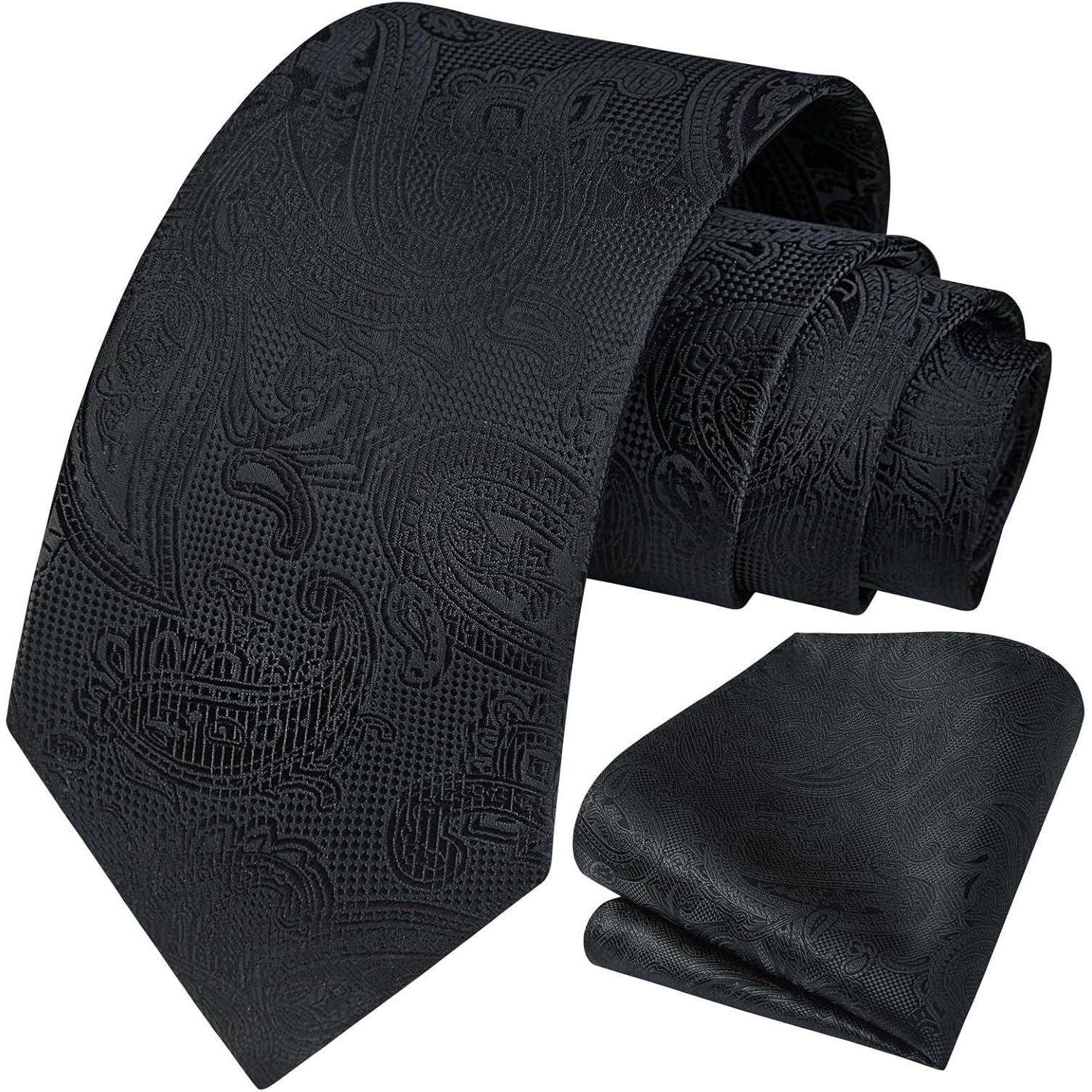 Eine schwarze Paisley-gemusterte Krawatte mit passendem Einstecktuch, die ein elegantes und sophistiziertes Design präsentiert, das sich für festliche Kleidung eignet.