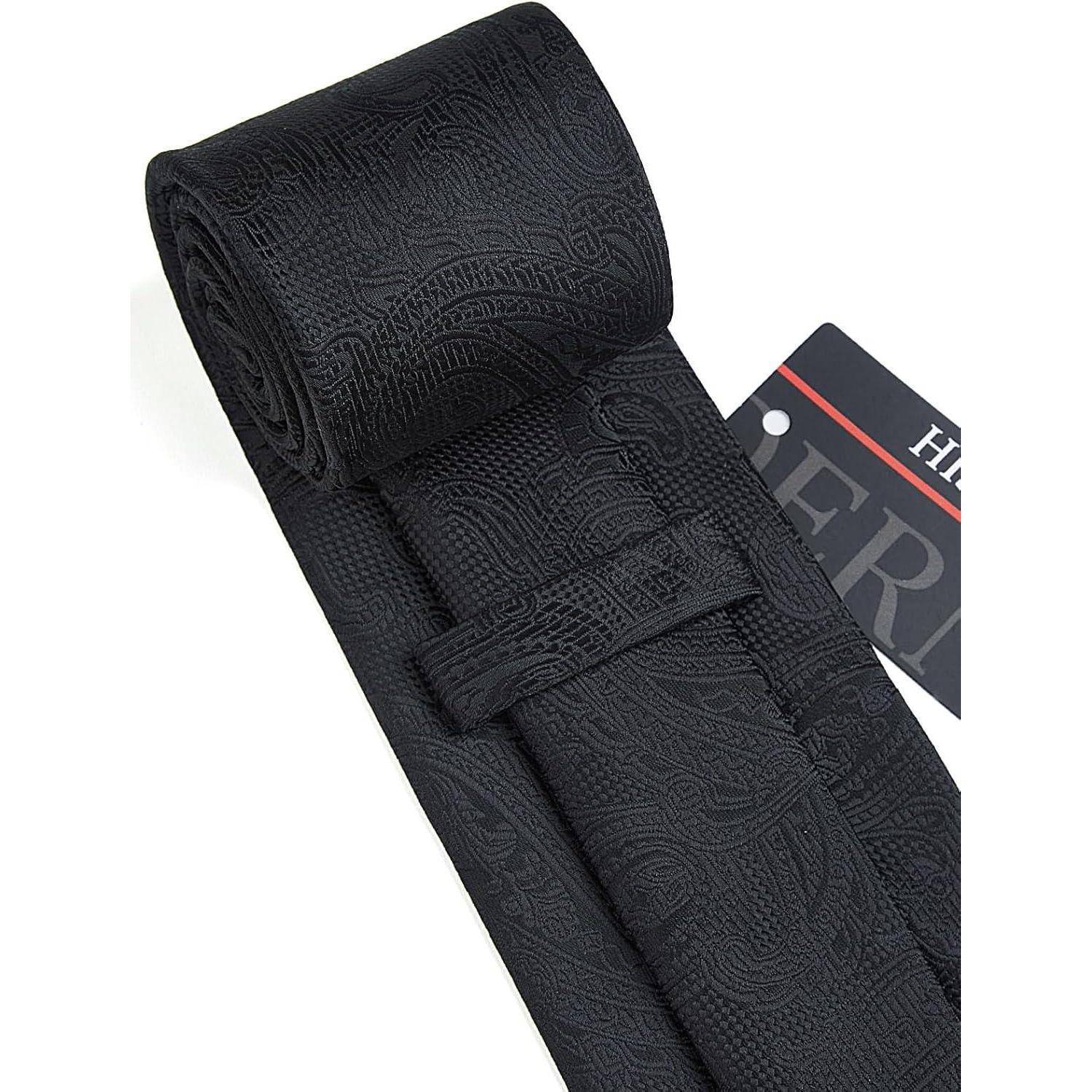 Eine schwarze Krawatte mit Paisleymuster, ordentlich aufgerollt mit einer passenden Krawattenklammer. Geeignet für formelle Anlässe oder professionelle Umgebungen.