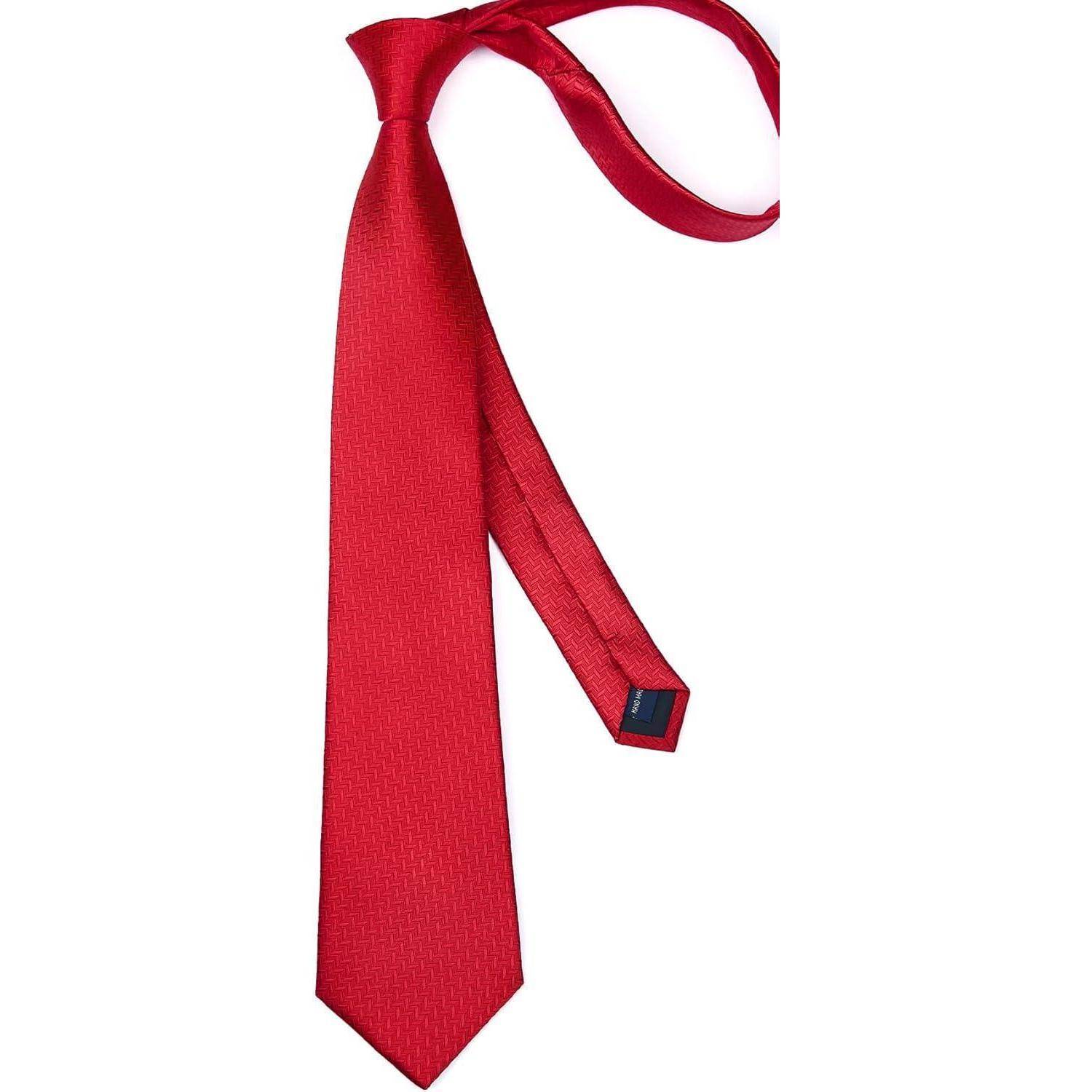 Eine rote Seidenkrawatte mit einer dezenten Struktur, versehen mit einem klassischen Dreiecksknoten an der Spitze und einem verstellbaren Halsband.