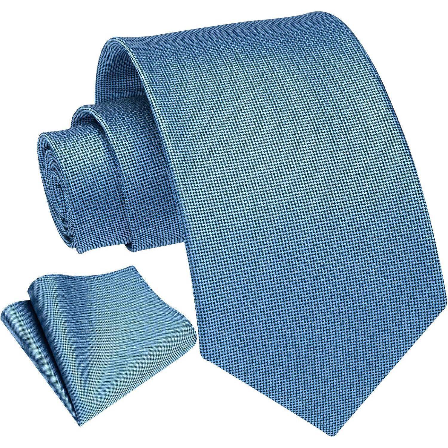 Eine blaue karierte Krawatte mit einem passenden Einstecktuch, geeignet für formelle Kleidung.