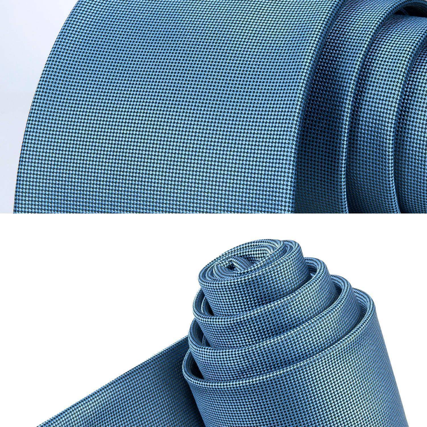 Zwei Rollen blauen Maschenstoffs, eine größere und eine kleinere, die Textur und Muster zeigen.