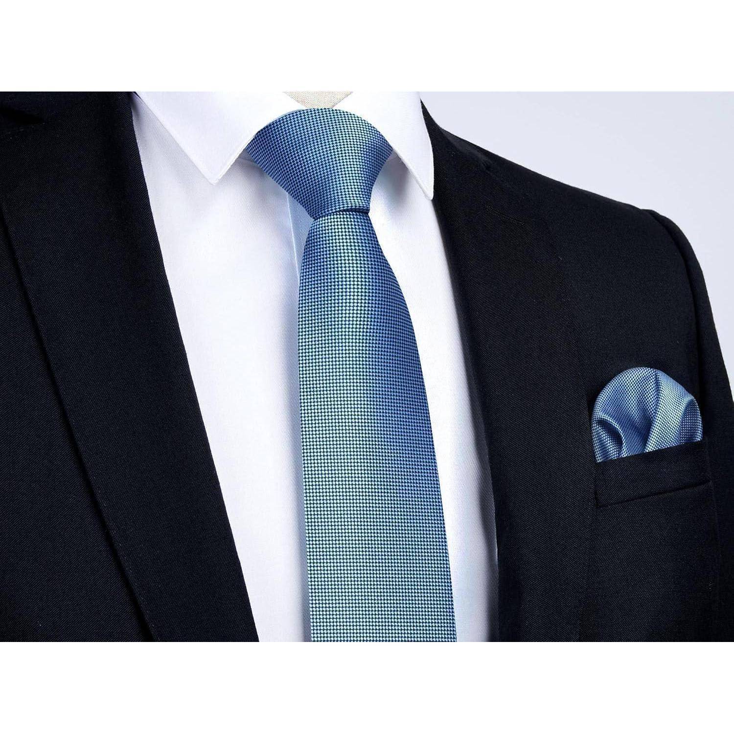 Ein Mann trägt eine schwarze Anzugjacke, ein weißes Hemd und eine blaue Krawatte mit einem passenden blauen Einstecktuch, der einen formellen Kleidungsstil präsentiert.