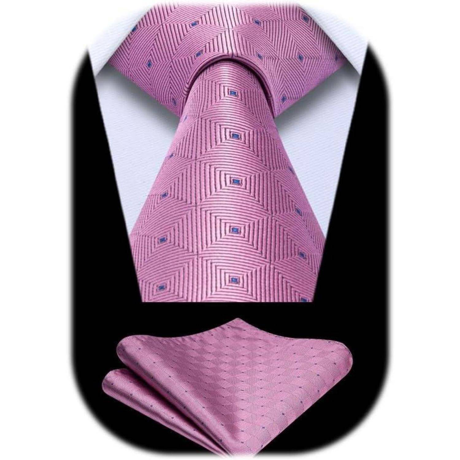 Eine pinke Krawatte mit geometrischem Muster wird vor einem schwarzen Hintergrund mit einem passenden Einstecktuch kombiniert. Die Krawatte ist über einem weißen Hemd gebunden dargestellt.