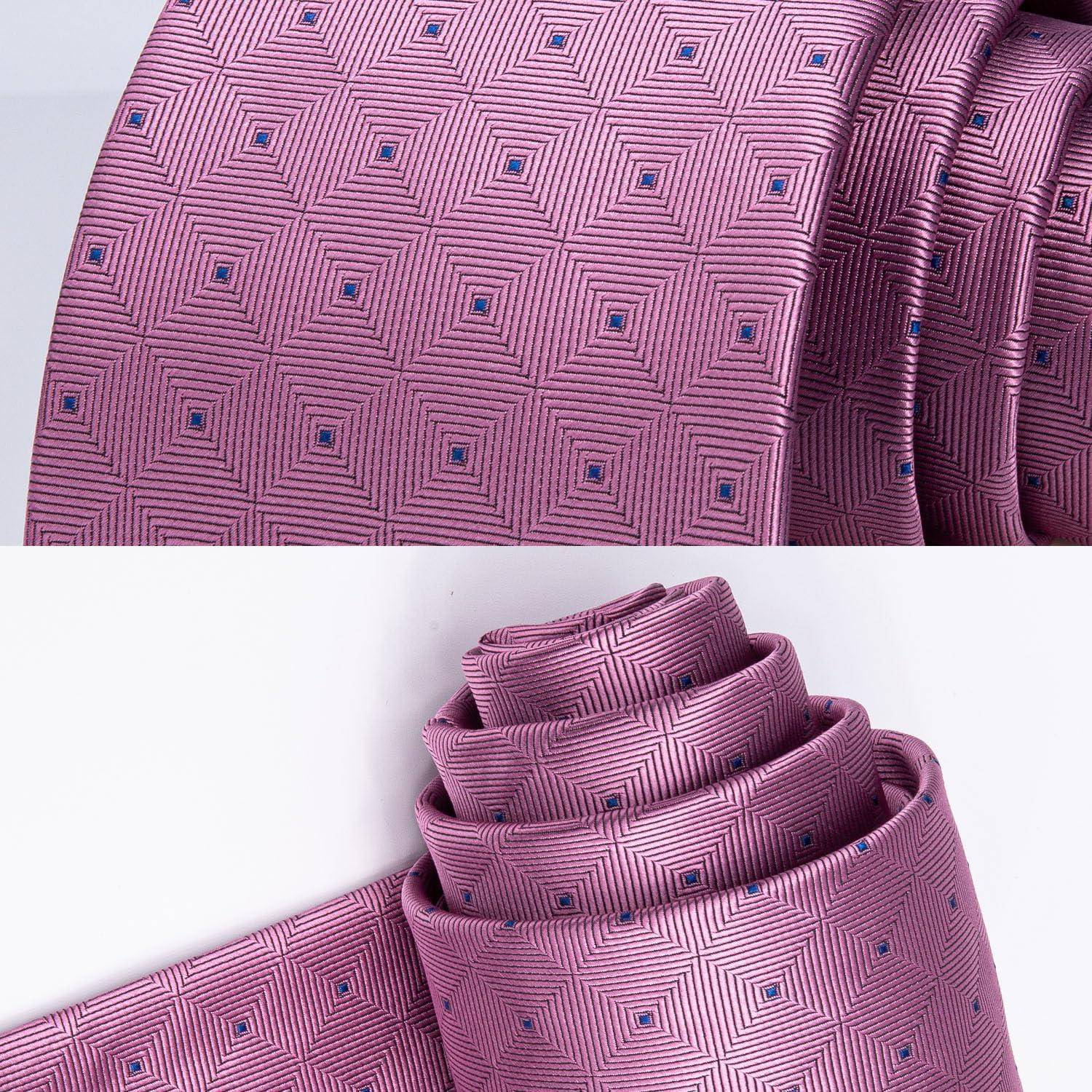Ein Nahaufnahmebild einer sorgfältig gerollten, gemusterten pinken Krawatte mit einem geometrischen Quadratmuster in Blau und Lila, die auf einer weißen Oberfläche präsentiert wird.