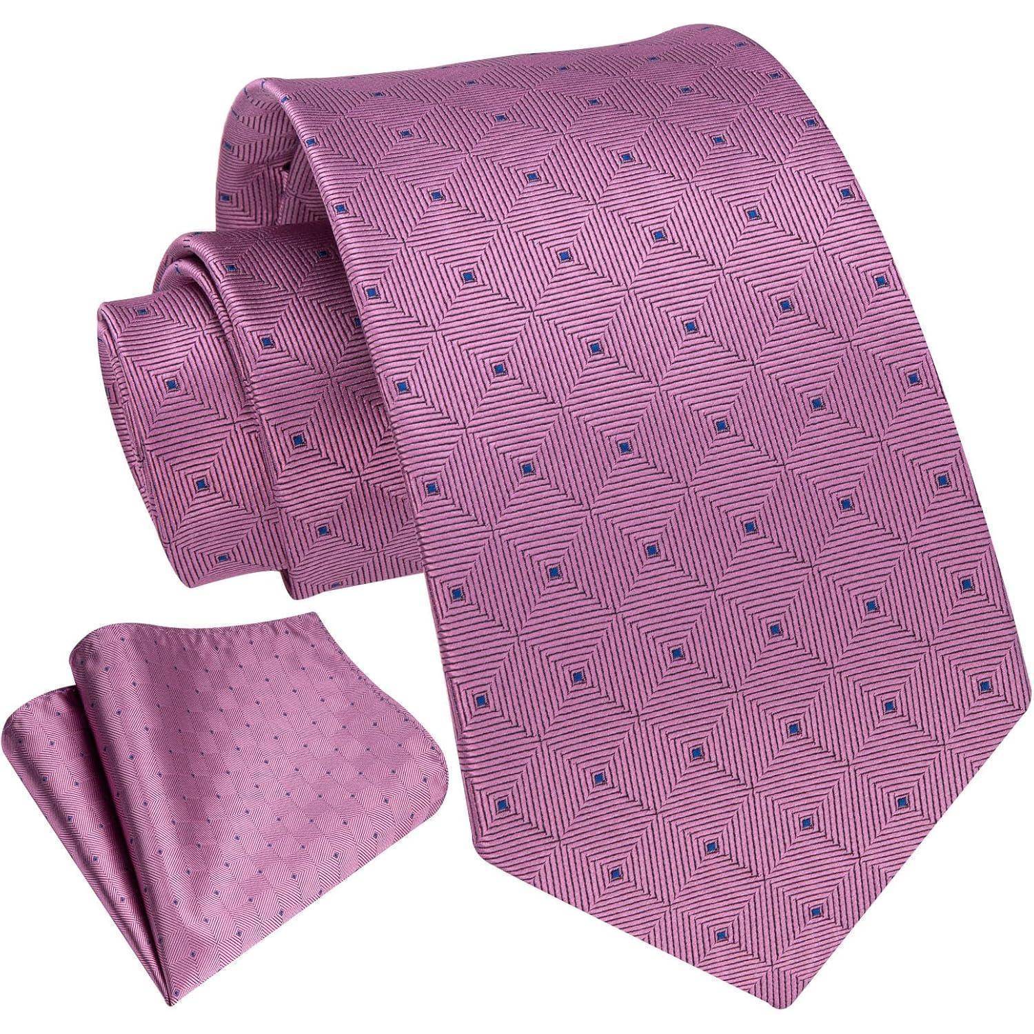 Ein Krawattenset in Rosa mit geometrischem Muster, bestehend aus Krawatte und Einstecktuch.