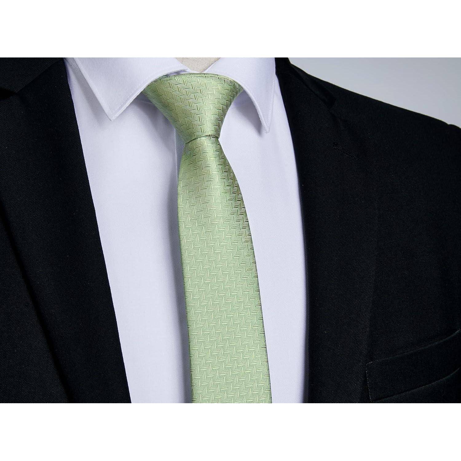 Ein Mann in einem weißen Hemd und einer schwarzen Anzugjacke, der eine hellgrüne Krawatte trägt.