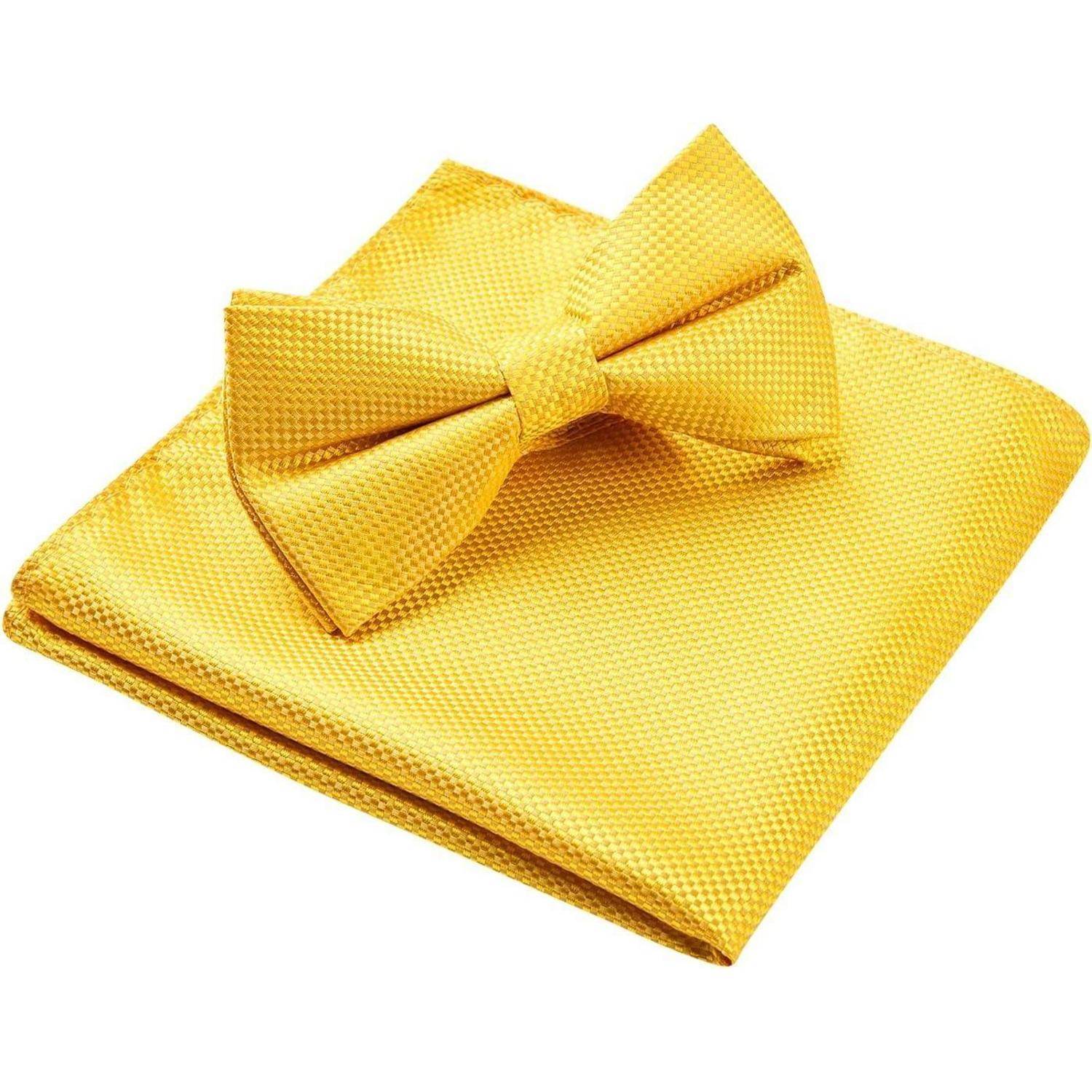 Eine goldene Fliege und ein passendes Einstecktuch-Set, beide aus strukturiertem Stoff, auf einem schlichten Hintergrund präsentiert.