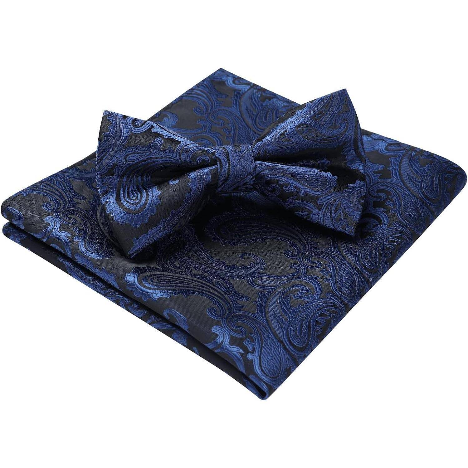 Eine blaue Paisley-Fliege mit passendem Einstecktuch, sorgfältig gefaltet und ein elegantes Muster präsentierend, das für formelle Anlässe geeignet ist.