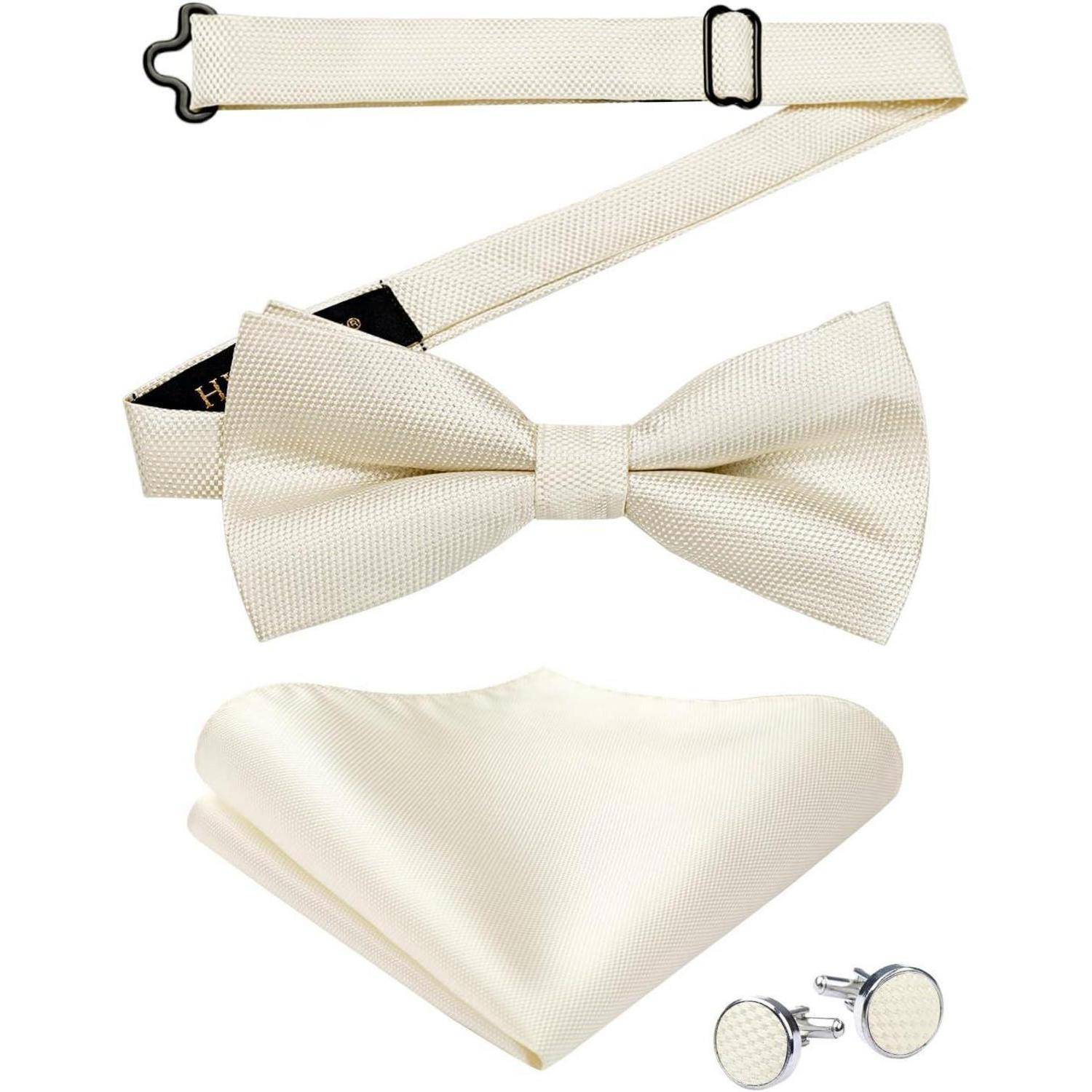 Ein cremefarbenes Formalkleidungsset, bestehend aus einer strukturierten Fliege, einem Kummerbund, einem Einstecktuch und passenden Manschettenknöpfen.